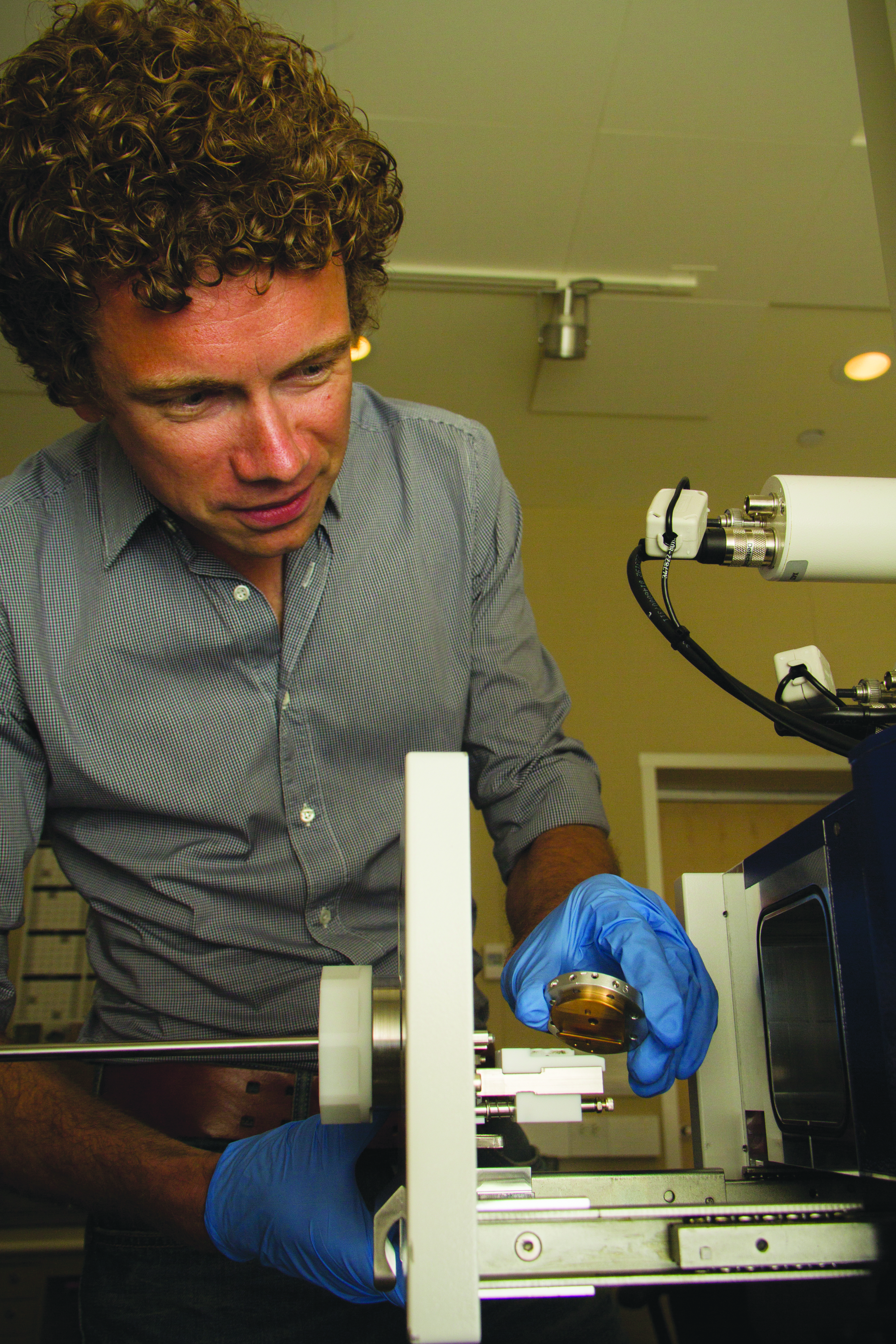 Wim Noorduin loading the electron microscope with a sample in his lab