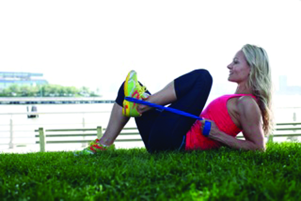 NaomiWatts_The kick out with resistance band-A