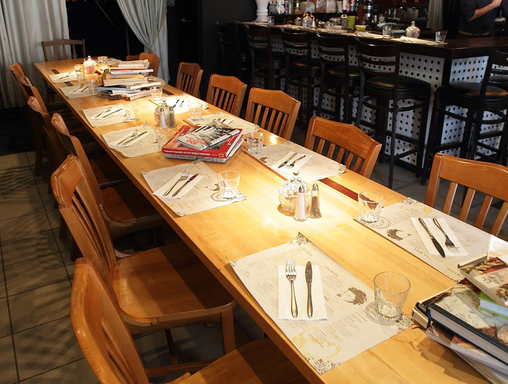 bouffe_table-communale-recc81gine-resto-cafecc81_c100