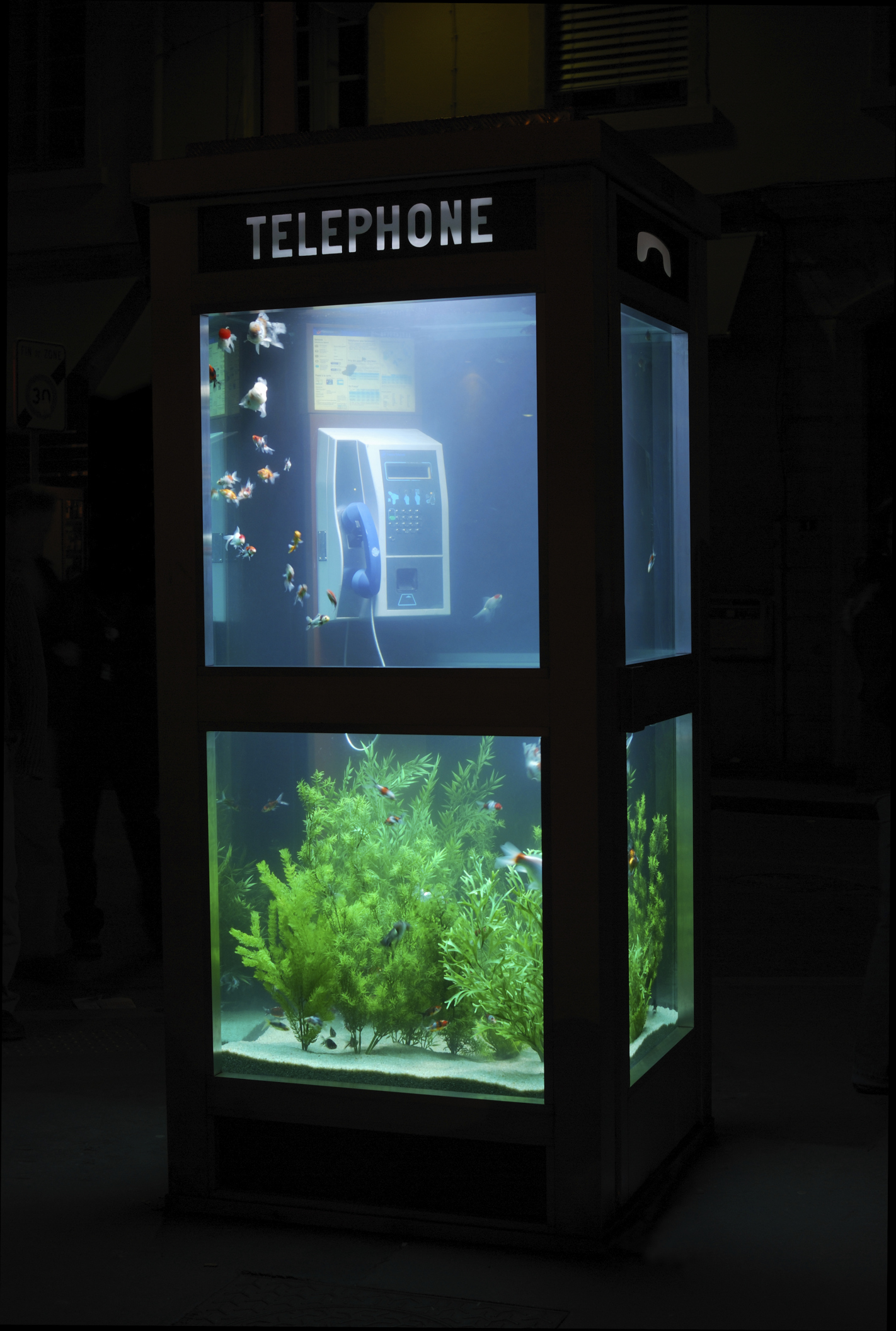 cabine t&eacute;l&eacute;phonique aquarium