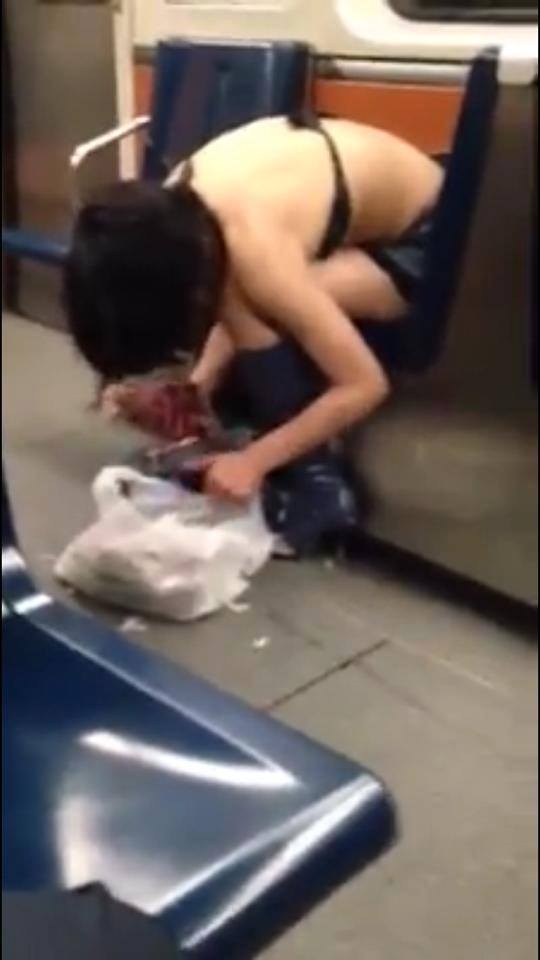 femme mange oiseau mort