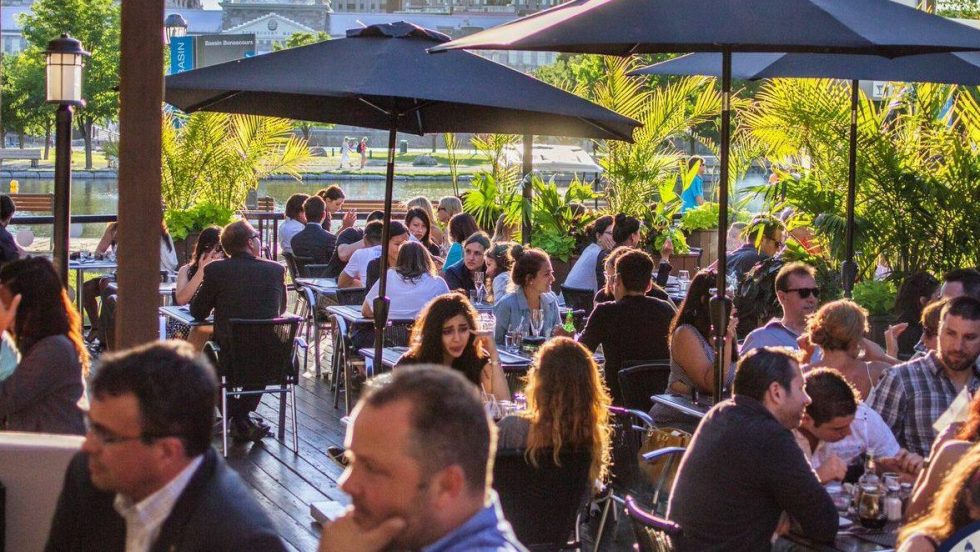 Une terrasse achalandée du Vieux Montréal, près du centre-ville.