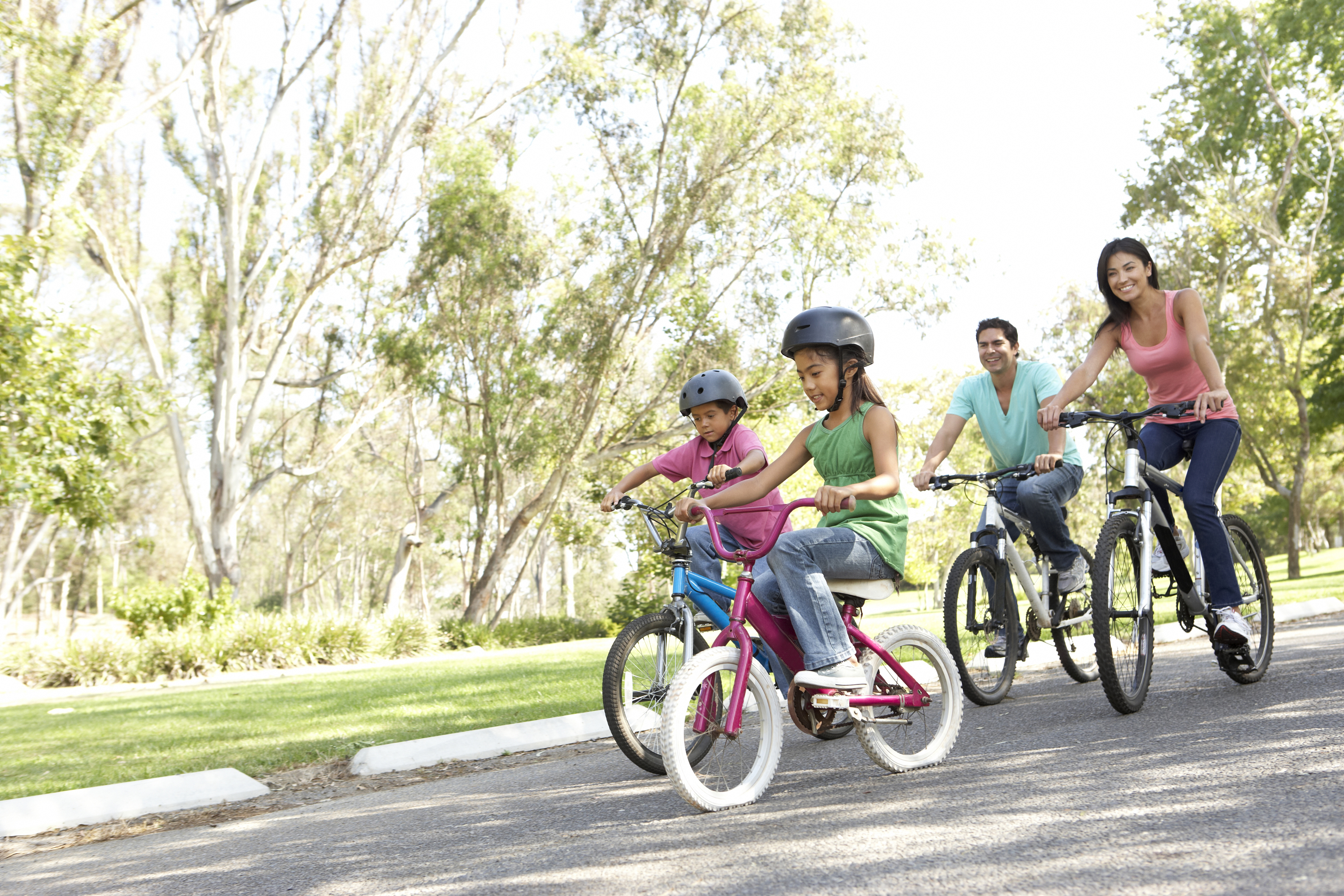 The children are riding bikes. Велопрогулки семьей. Семейная прогулка на велосипедах. Прогулка на велосипеде семья. Семейное катание на велосипедах.