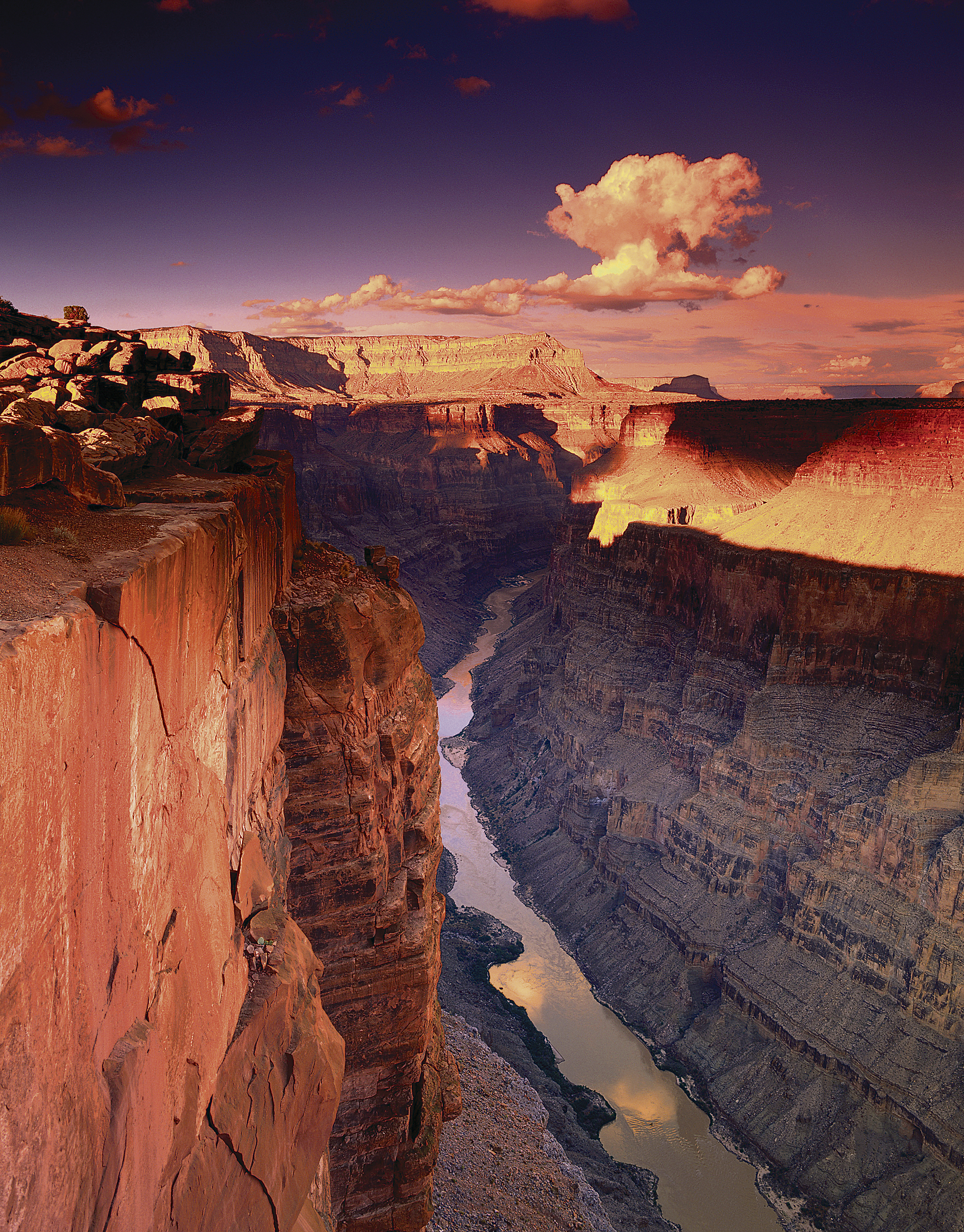 Randonneur Heureux En Grand Canyon Encourager Et Célébrer Avec Les