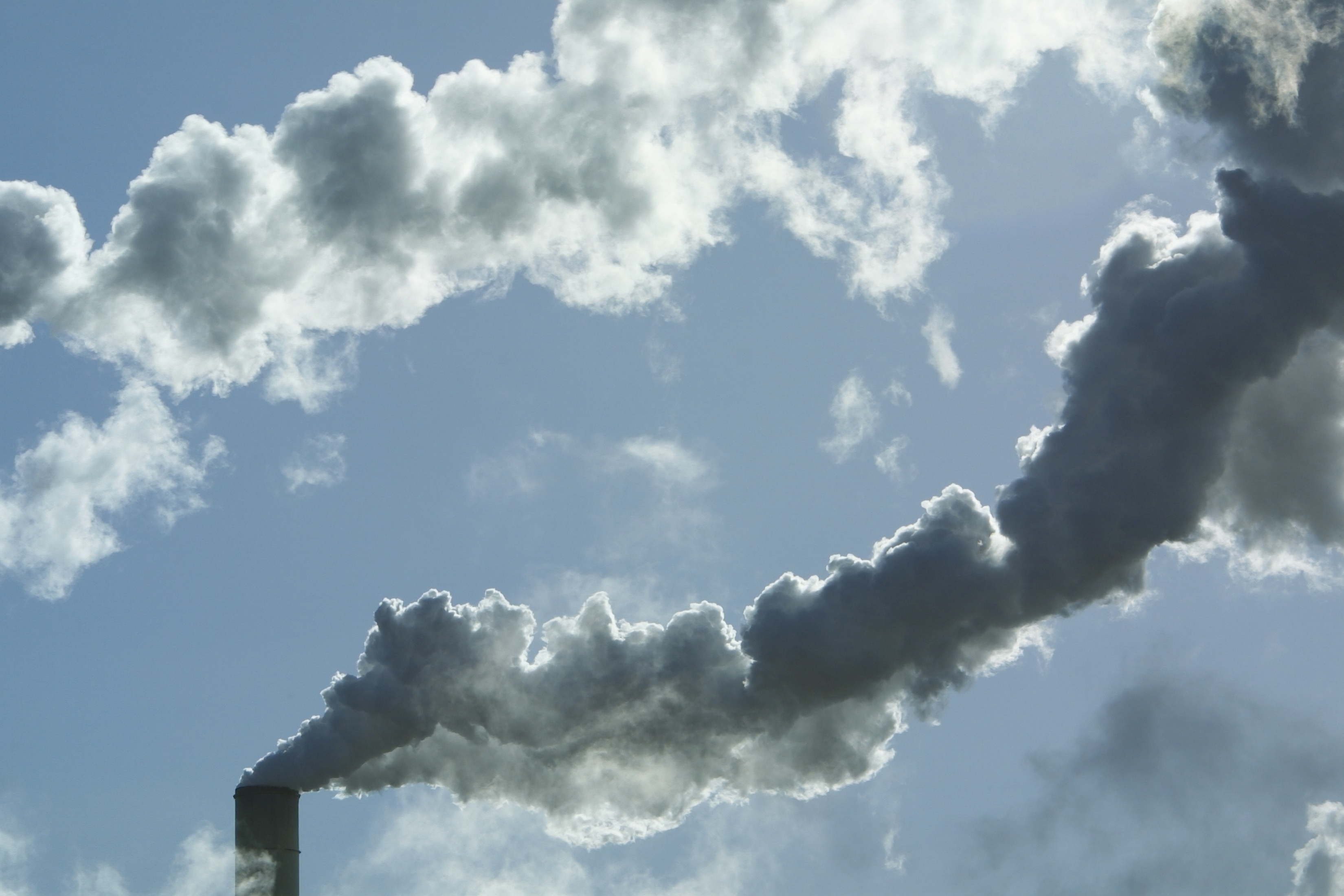 Une colonne de fumée sort d'une cheminée d'usine