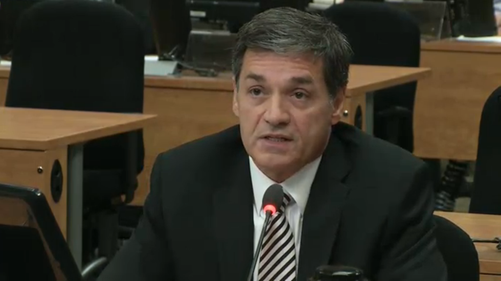 Système à Laval Angelopoulos horrifié