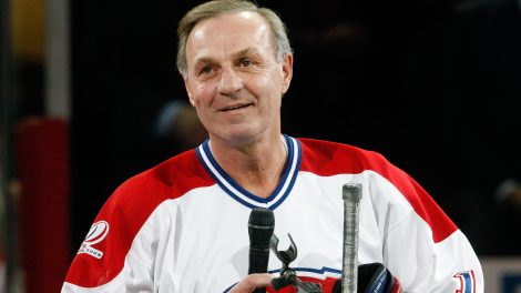 Guy Lafleur, ancien joueur &eacute;toile du Canadien de Montr&eacute;al, portant un chandail du CH pendant les c&eacute;l&eacute;brations du 100e anniversaire de l'&eacute;quipe.
