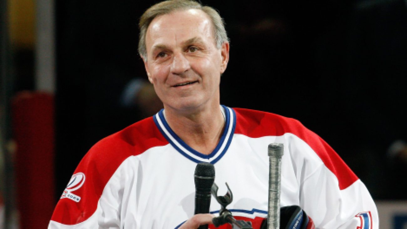 Guy Lafleur, ancien joueur étoile du Canadien de Montréal, portant un chandail du CH pendant les célébrations du 100e anniversaire de l'équipe.
