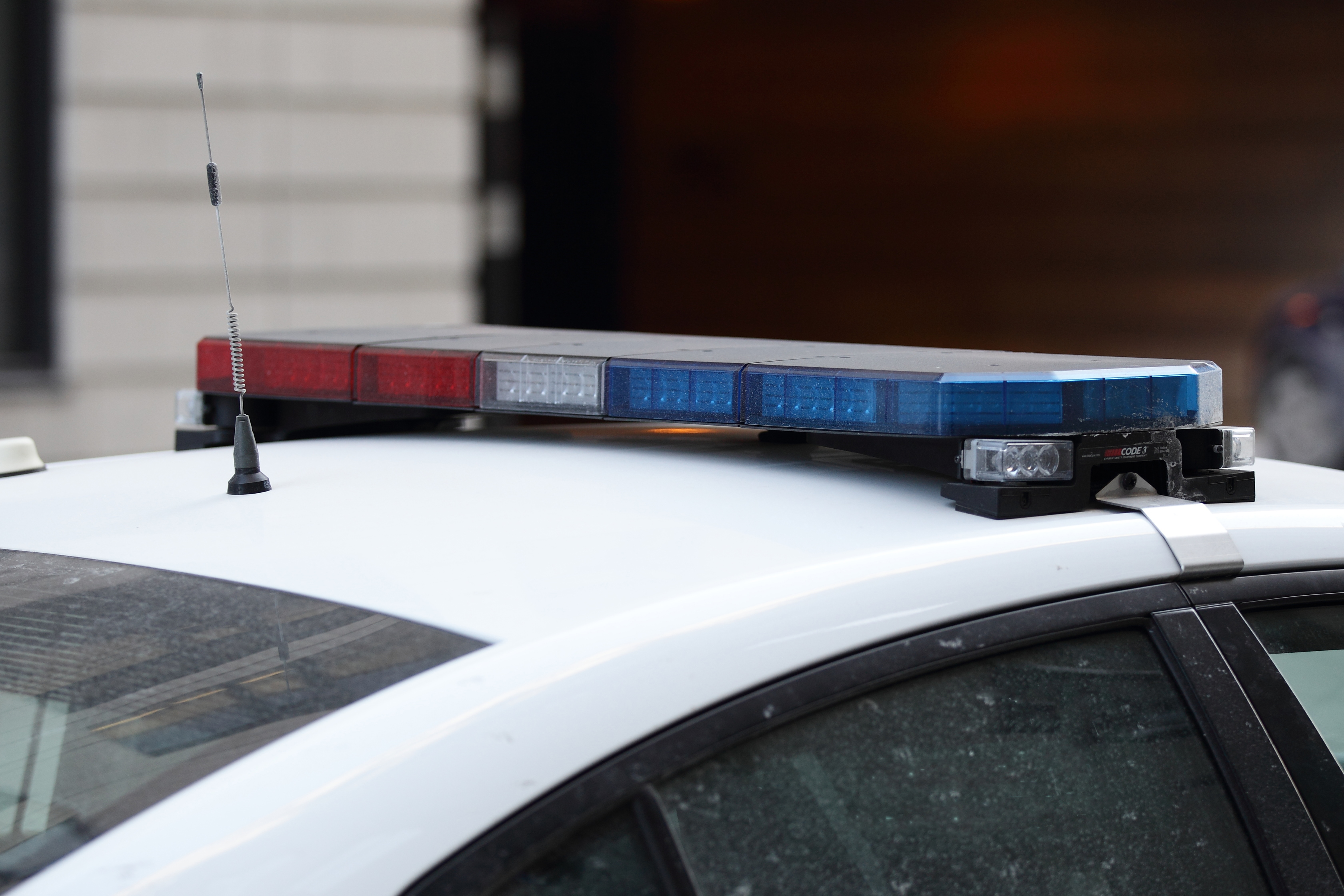 Vue rapprochée de gyrophares sur une voiture de police d'un corps policier non défini.