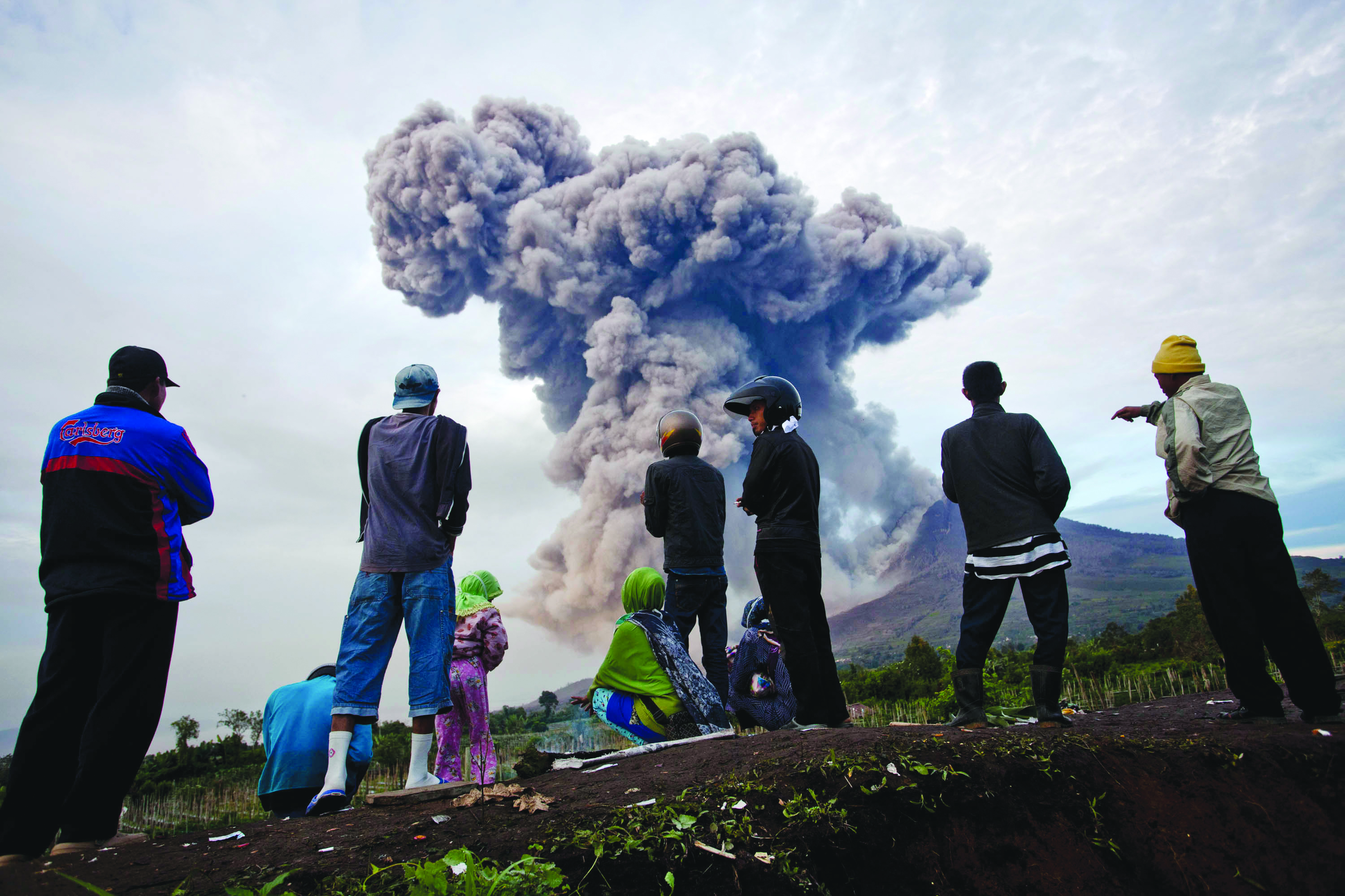 Земля люди катастрофы. Вулкан Синабунг извержение. Вулкан Кальбуко Чили катастрофа. Вулкан и человек. Бедствия на земле.