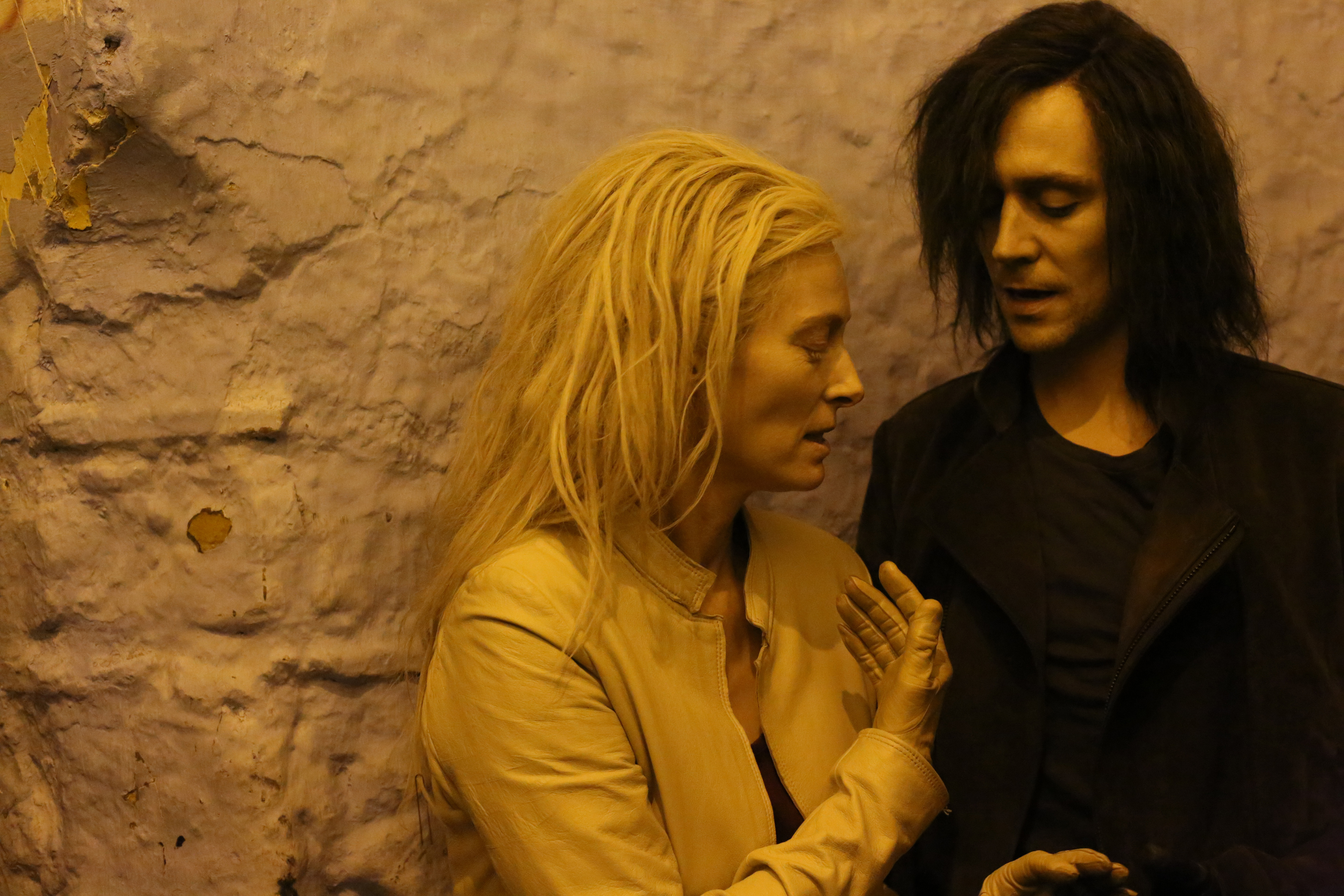 Любовники 2013. Тильда Суинтон only lovers left Alive. Выживут только любовники», Джим Джармуш (2013). (Том Хиддлстон, «выживут только любовники», 2013). Тильда Суинтон и том Хиддлстон выживут только.