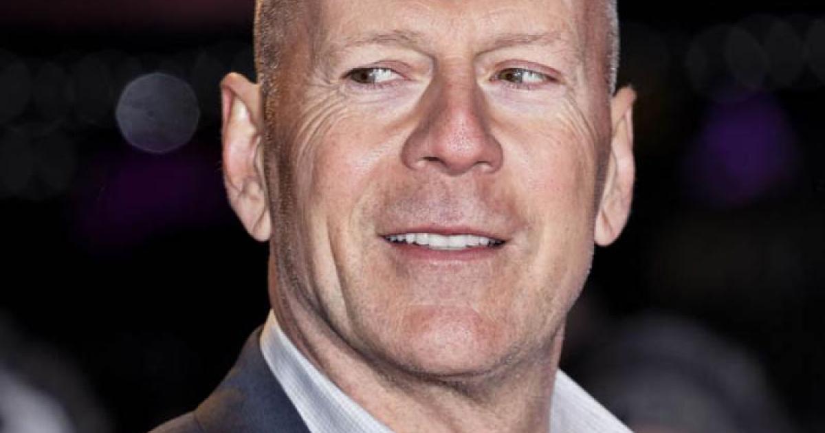 Времени брюс уиллис. Bruce Willis. Брюс Уиллис фото. Брюс Уиллис улыбка. Брюс Уиллис улыбается.