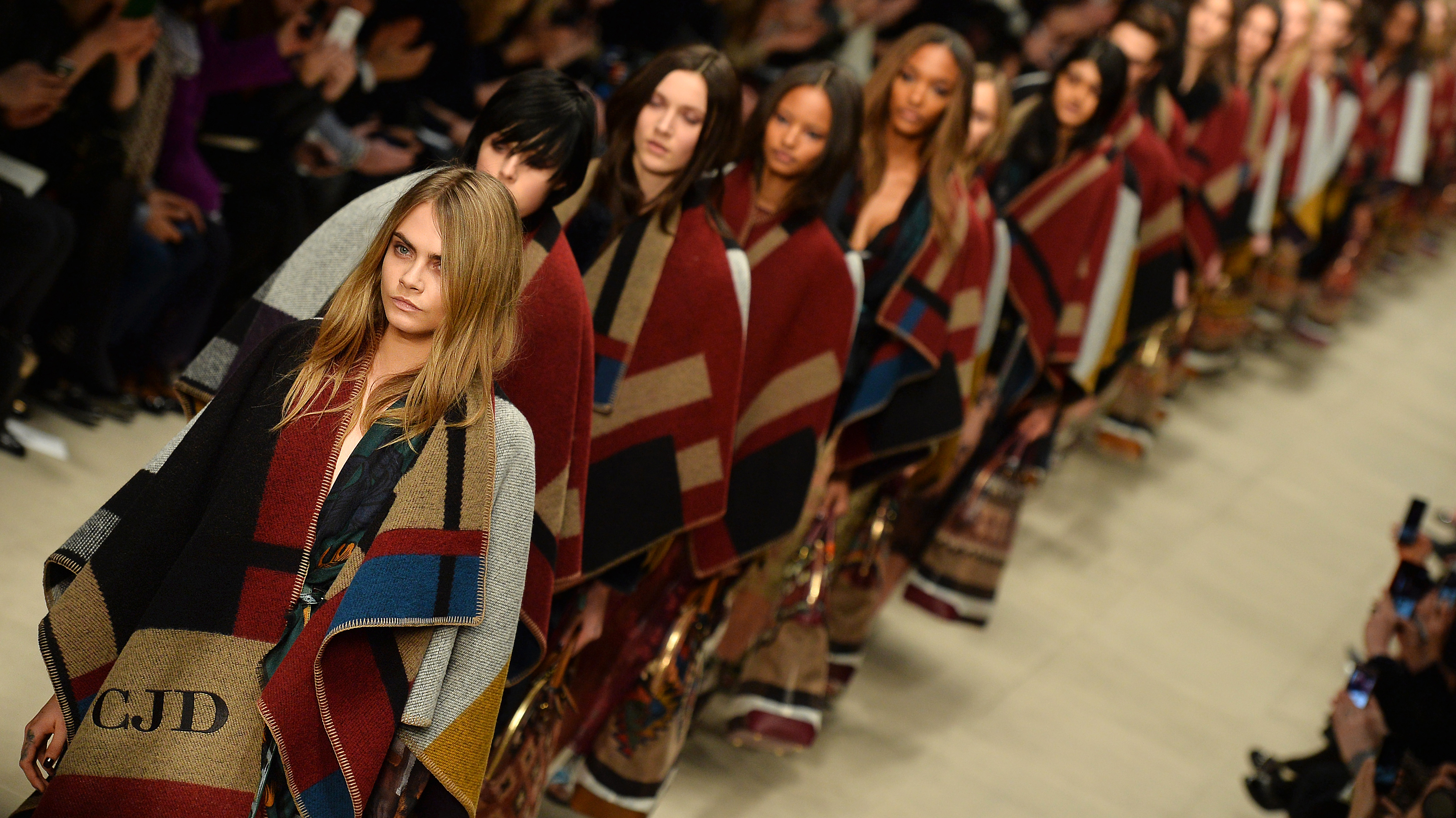 Лондон мода. Лондонская неделя моды (London Fashion week). Burberry (Лондонская неделя моды) юбка плиссированная. Лондонский колледж моды, Лондон. Неделя моды в Англии.