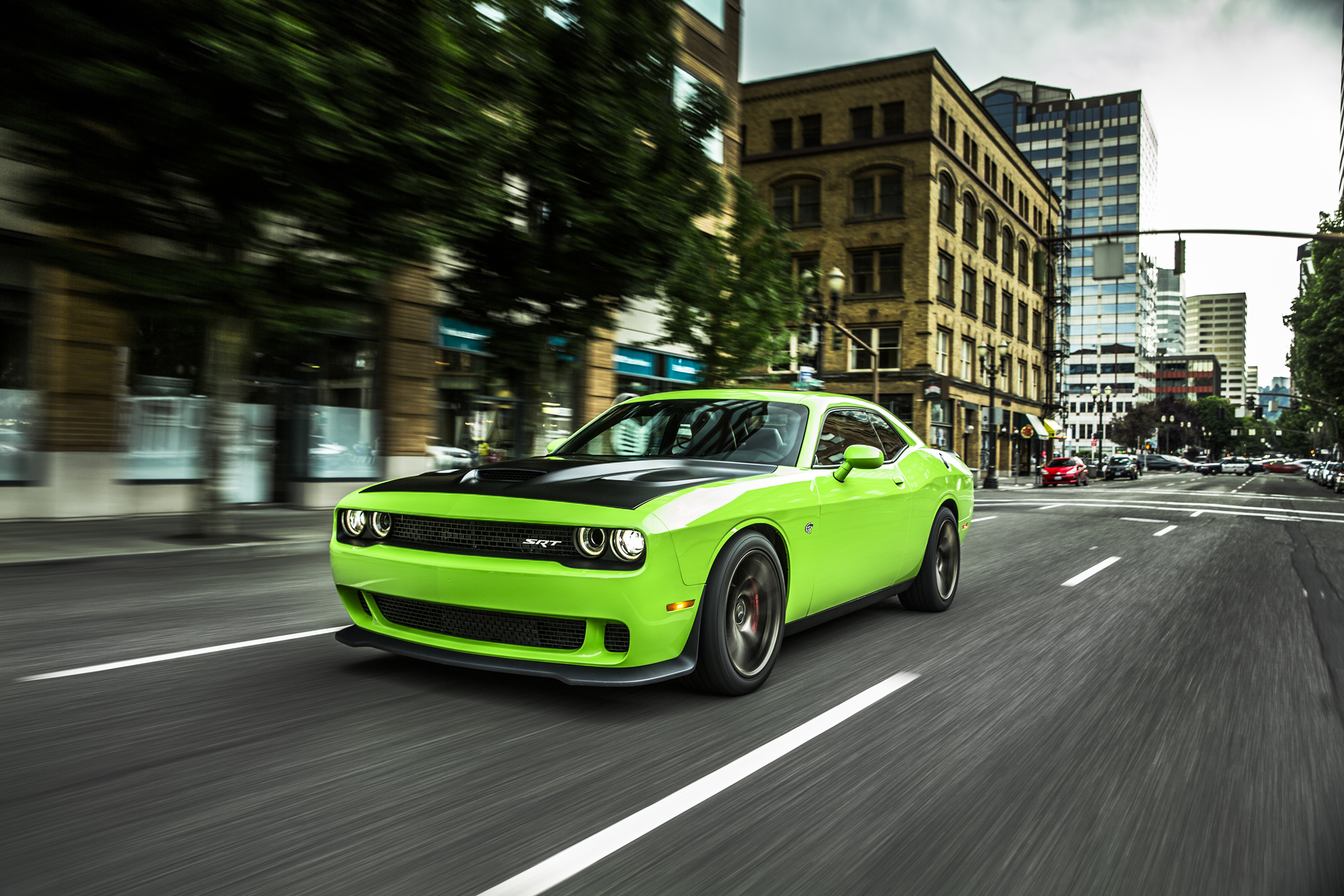 Hertz se départit de véhicules électriques pour revenir à l'essence Auto_dodge-challenger-srt_381cl_c100