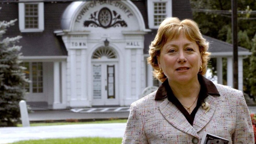 Maria Tutino, mairesse de Baie-D’Urfé, devant l’hôtel de ville de sa municipalité