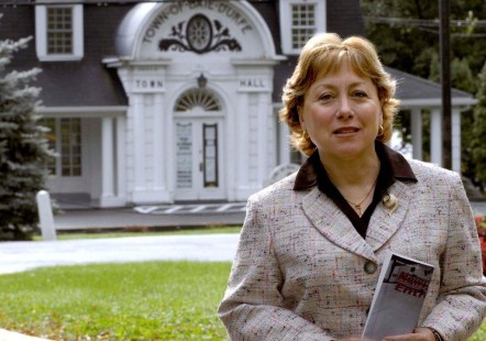 Maria Tutino, mairesse de Baie-D’Urfé, devant l’hôtel de ville de sa municipalité
