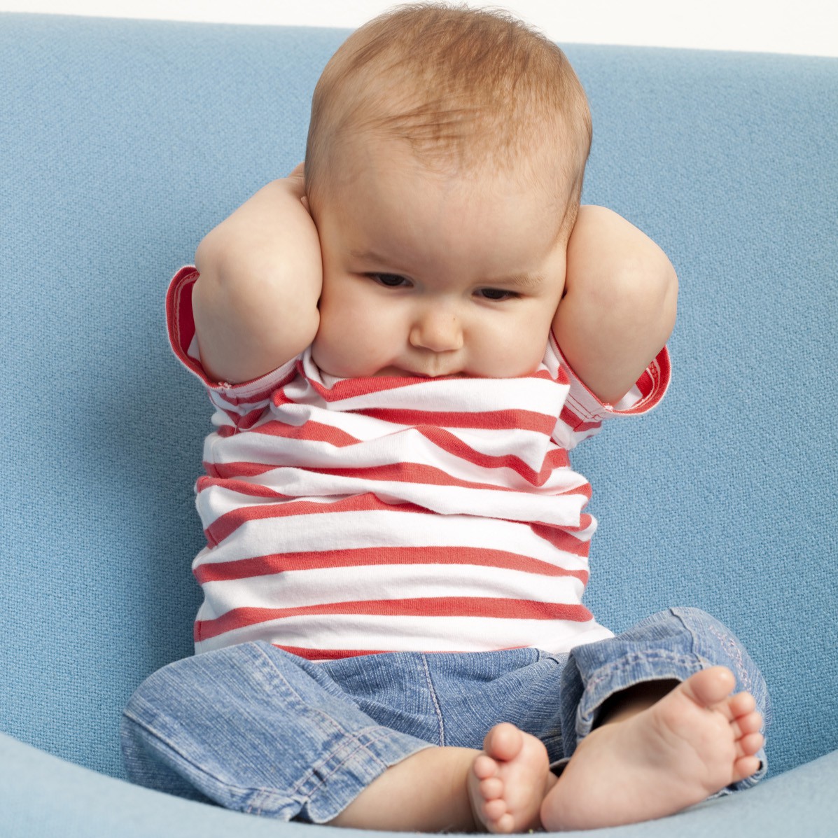 Otites bébé touche oreille