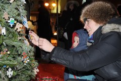 Un arbre de Noël a été décoré de morceaux de casse-tête, le «carré rouge»  de la lutte contre les politiques d'austérité dans le monde de la petite enfance. 