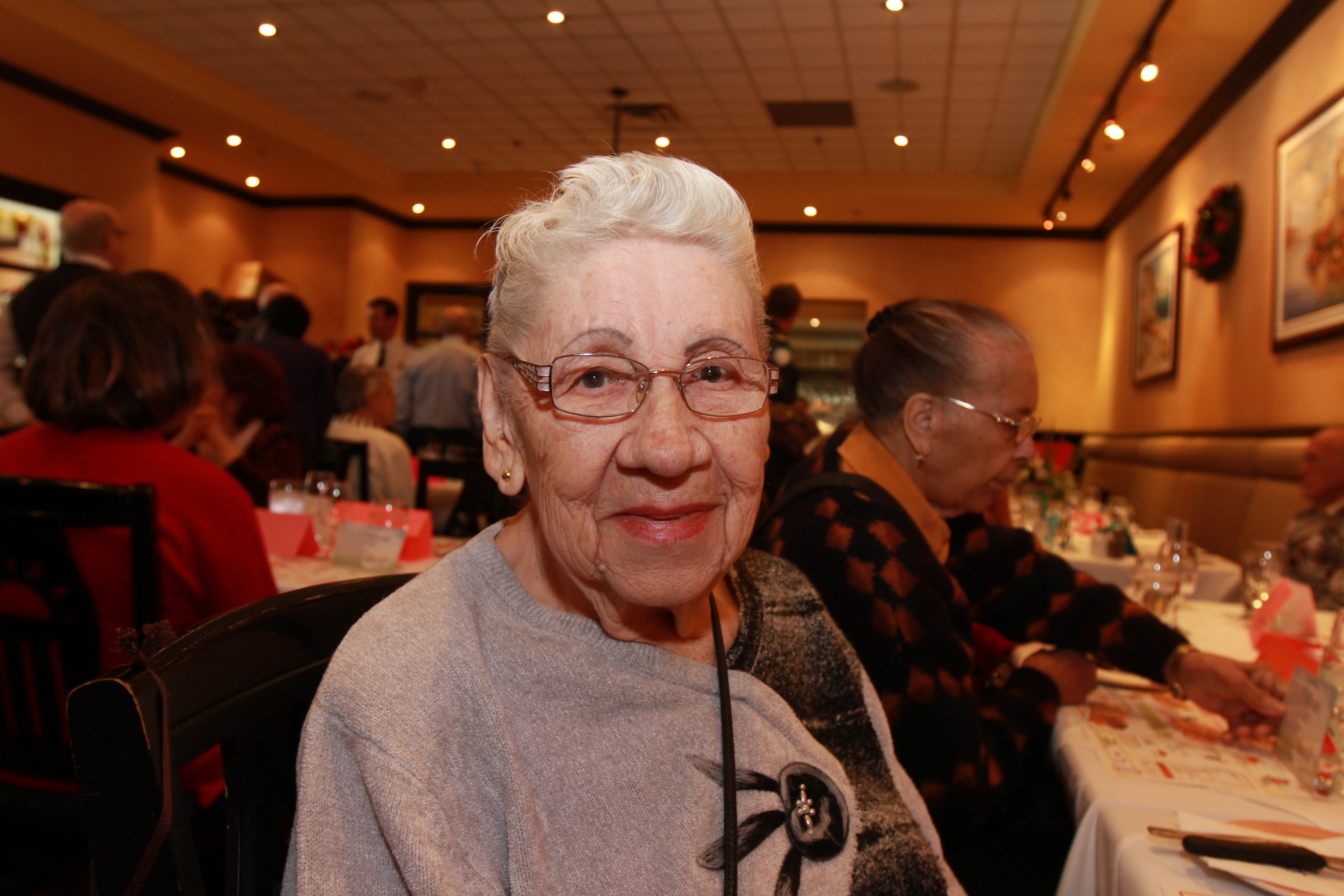 Lianne Rainville, 93 ans, s'est dite rassur&eacute;e de pouvoir rencontrer les policiers lors de la f&ecirc;te de No&euml;l organis&eacute; par le poste de quartier de Montr&eacute;al-Nord.