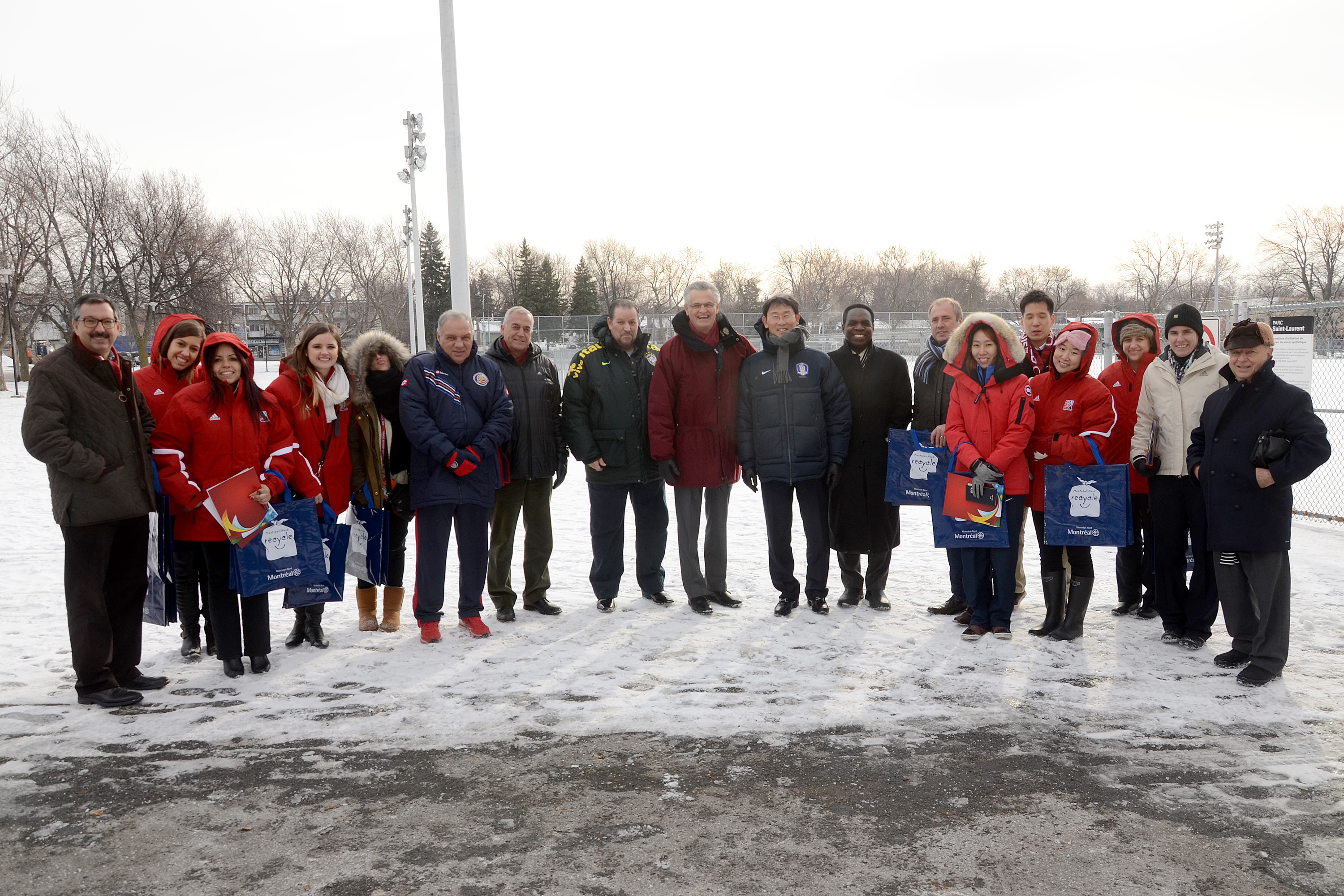 Les représentants de quatre équipes de soccer féminines ont visité le terrain du parc Saint-Laurent en prévision des entraînements de la Coupe de monde de soccer 2015.