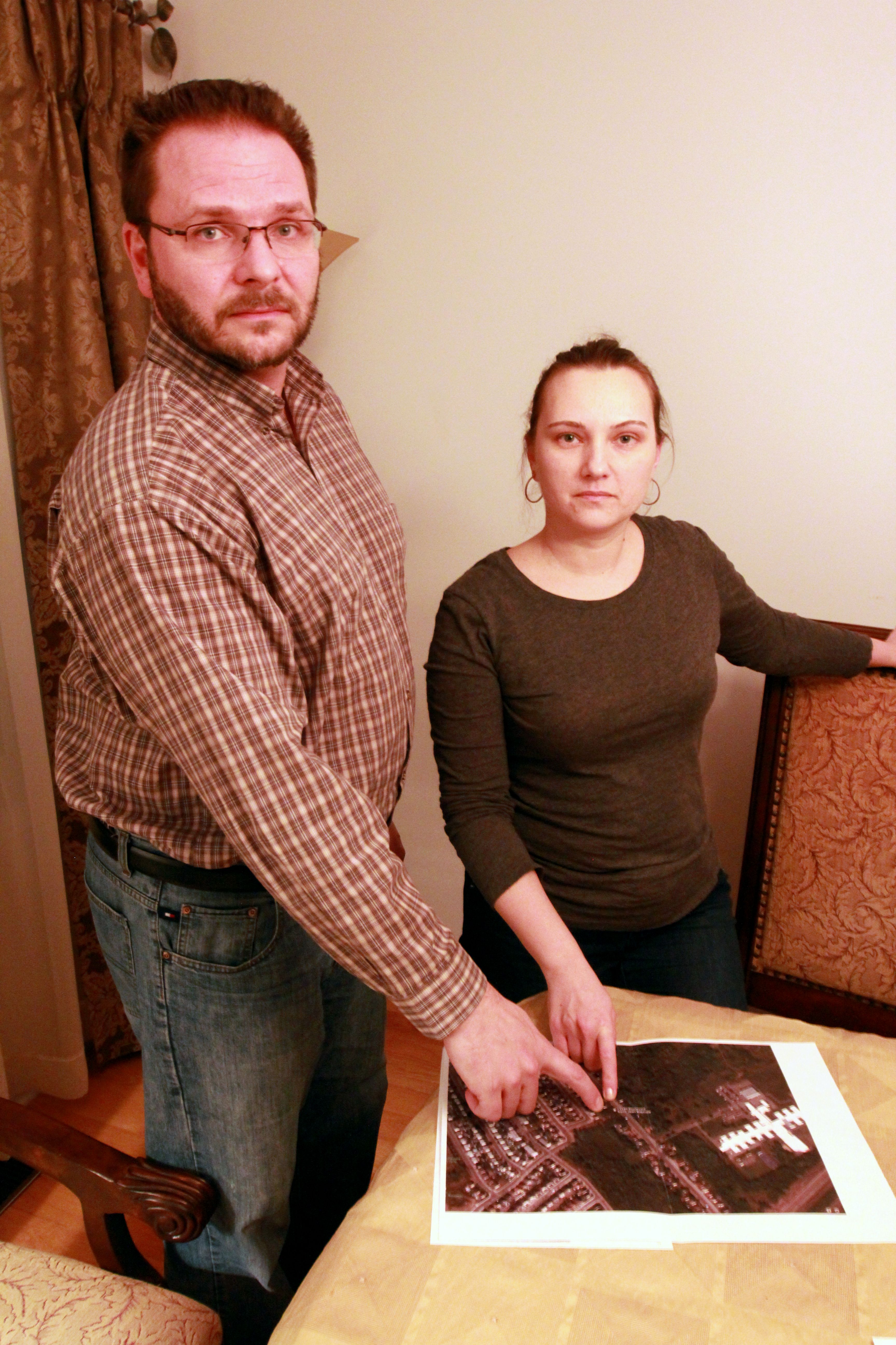 Comme des dizaines de passagers du Train de l'Est, Kasia Rajca et Jean-François Rouette empruntent le petit sentier clandestin du ruisseau Pinel pour se rendre à la gare de Rivière-des-Prairies.