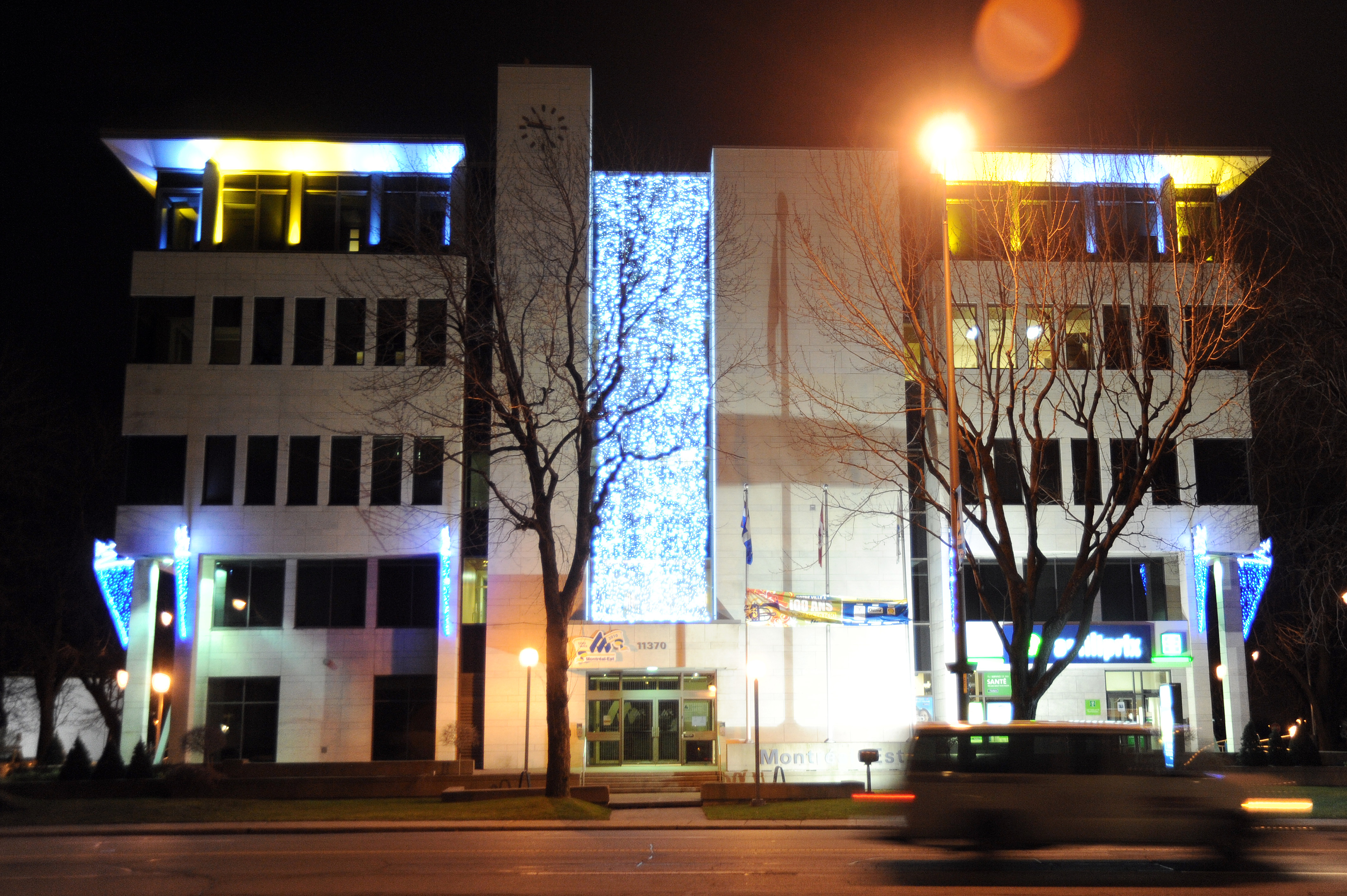 Après avoir fermé son hôtel de ville, sa bibliothèque et le centre récréatif Édouard-Rivet, la Ville de Montréal-Est a décidé de fermer tous ses autres services pour ne garder que l’essentiel, pour contrer l'épidémie de coronavirus.