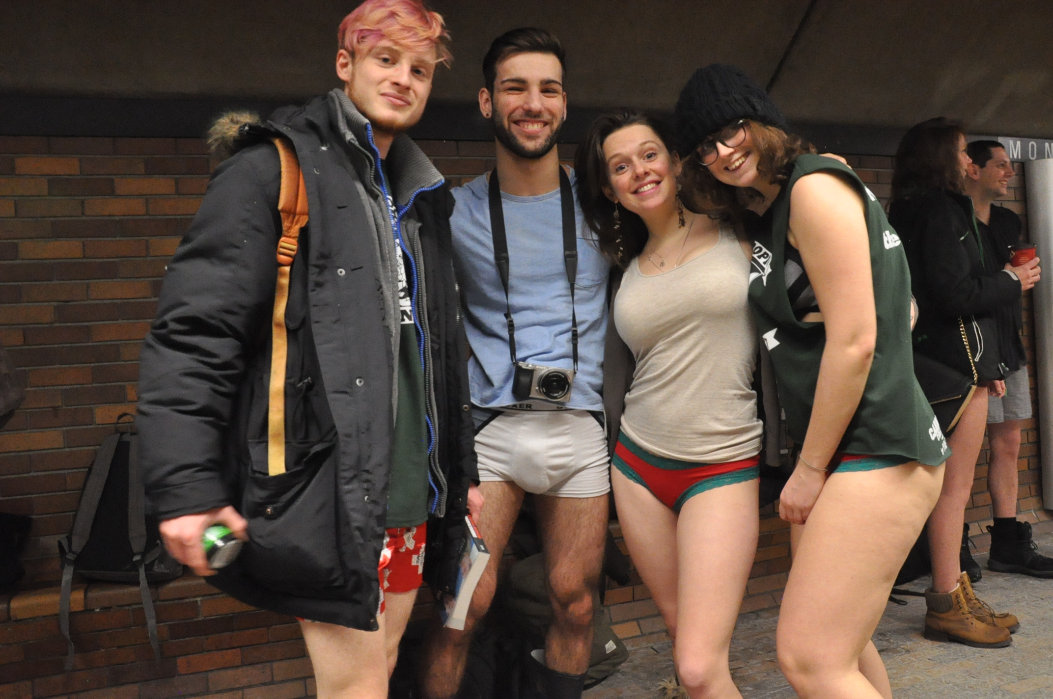 No pants subway ride Montreal 2015 au m&eacute;tro Mont-Royal.