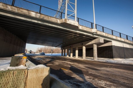 La portion de l'avenue Park Stanley qui deviendra pi&eacute;tonne passe sous le pont Viau.  Isabelle Bergeron / TC media.