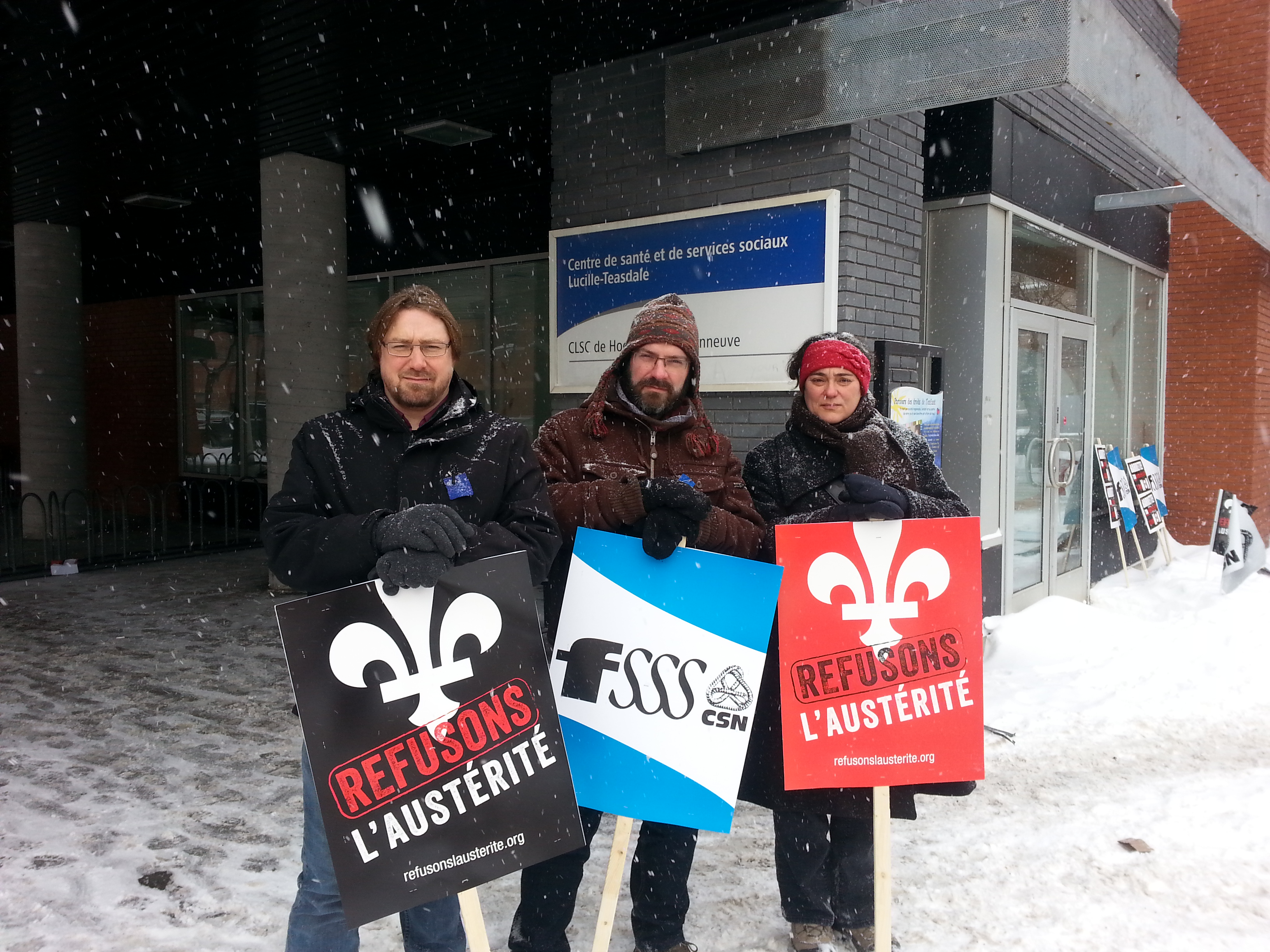 De gauche &agrave; droite: Andr&eacute; Carignan, le pr&eacute;sident du syndicat du CSSS Lucille-Teasdale, Luc Bastien, vice-pr&eacute;sident r&eacute;gional de la F&eacute;d&eacute;ration en sant&eacute; et services sociaux &agrave; la conf&eacute;d&eacute;ration des syndicats nationaux et Dominique Daigneault, pr&eacute;sidente du conseil central du Montr&eacute;al m&eacute;tropolitain de la CSN.