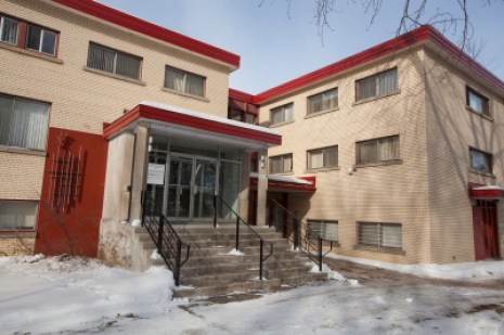 La résidence Roger-Marien, témoin de l'évolution architecturale du village du Sault-au-Recollet, sera également détruite.