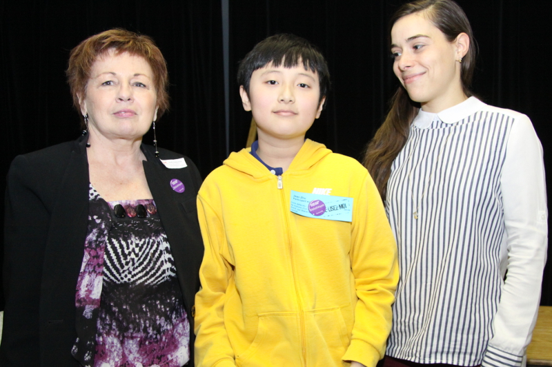 Le grand gagnant, Jean Zhu, pose en compagnie de Josée Valiquette, chef de division de la bibliothèque Langelier et instigatrice du concours, et Laurence Lavigne Lalonde, conseillère municipale du district de Maisonneuve – Longue-Pointe.