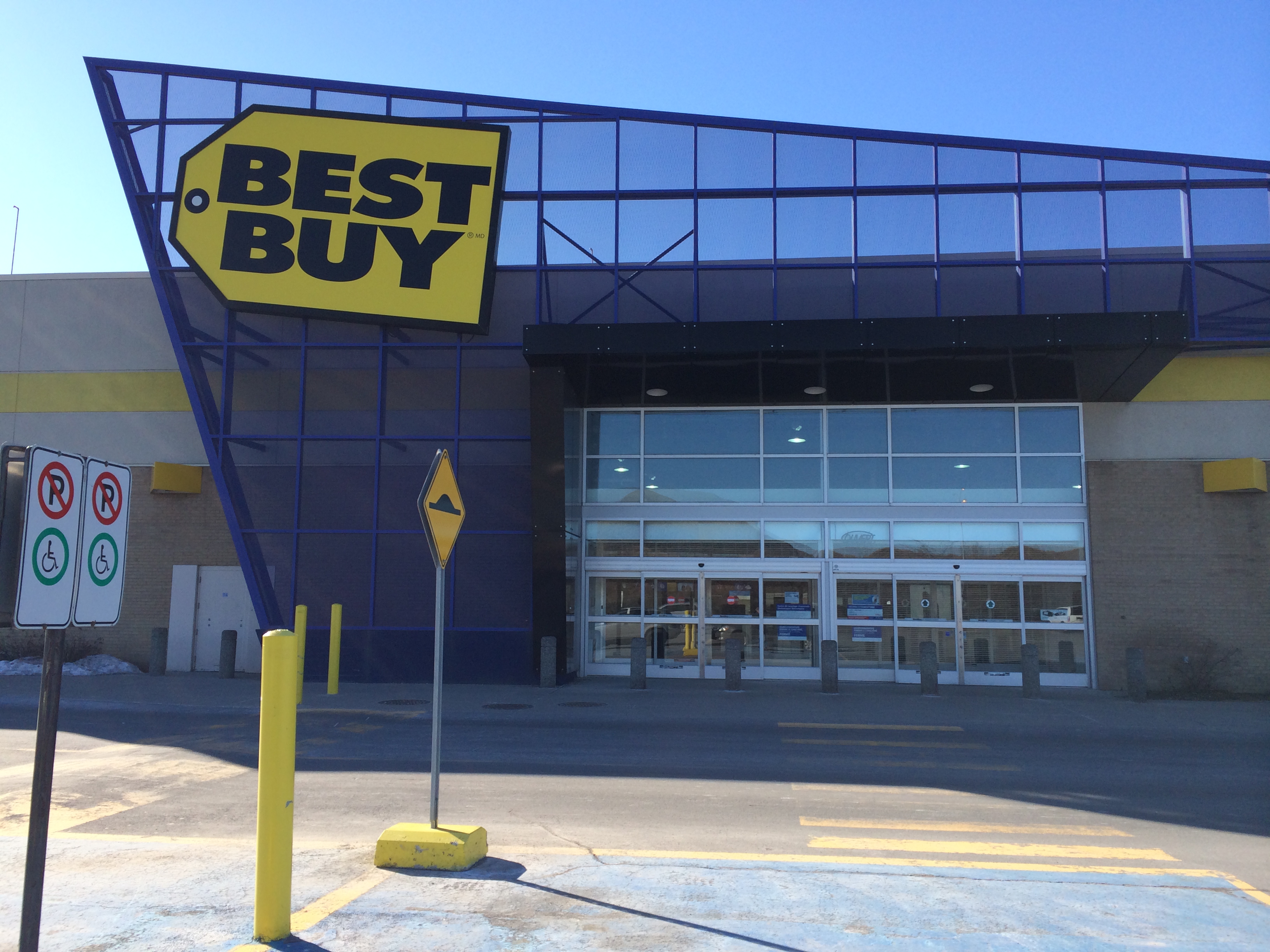 Le magasin Best Buy du Carrefour Angrignon. 