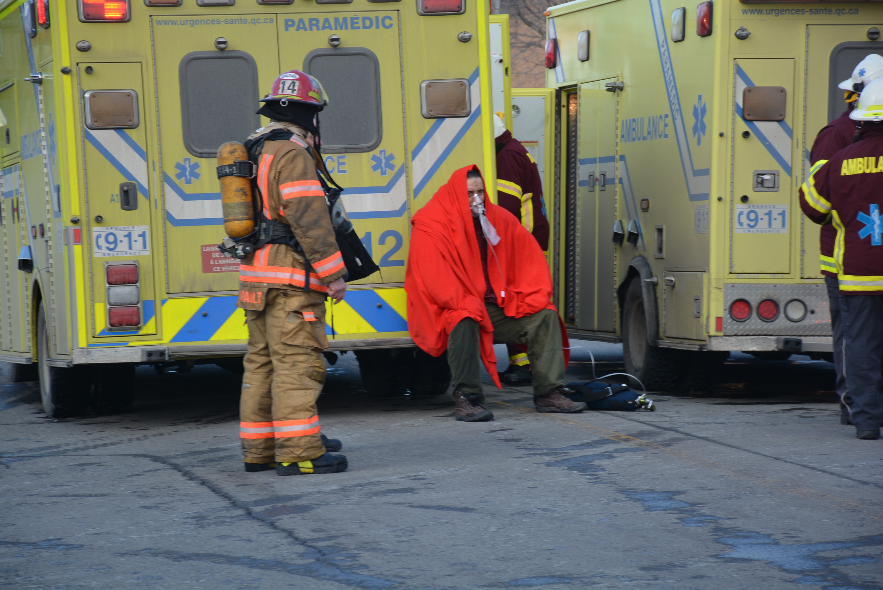Incommod&eacute; par la fum&eacute;e, Hichem Ayoub a re&ccedil;u des soins lors de l'arriv&eacute;e des secours.