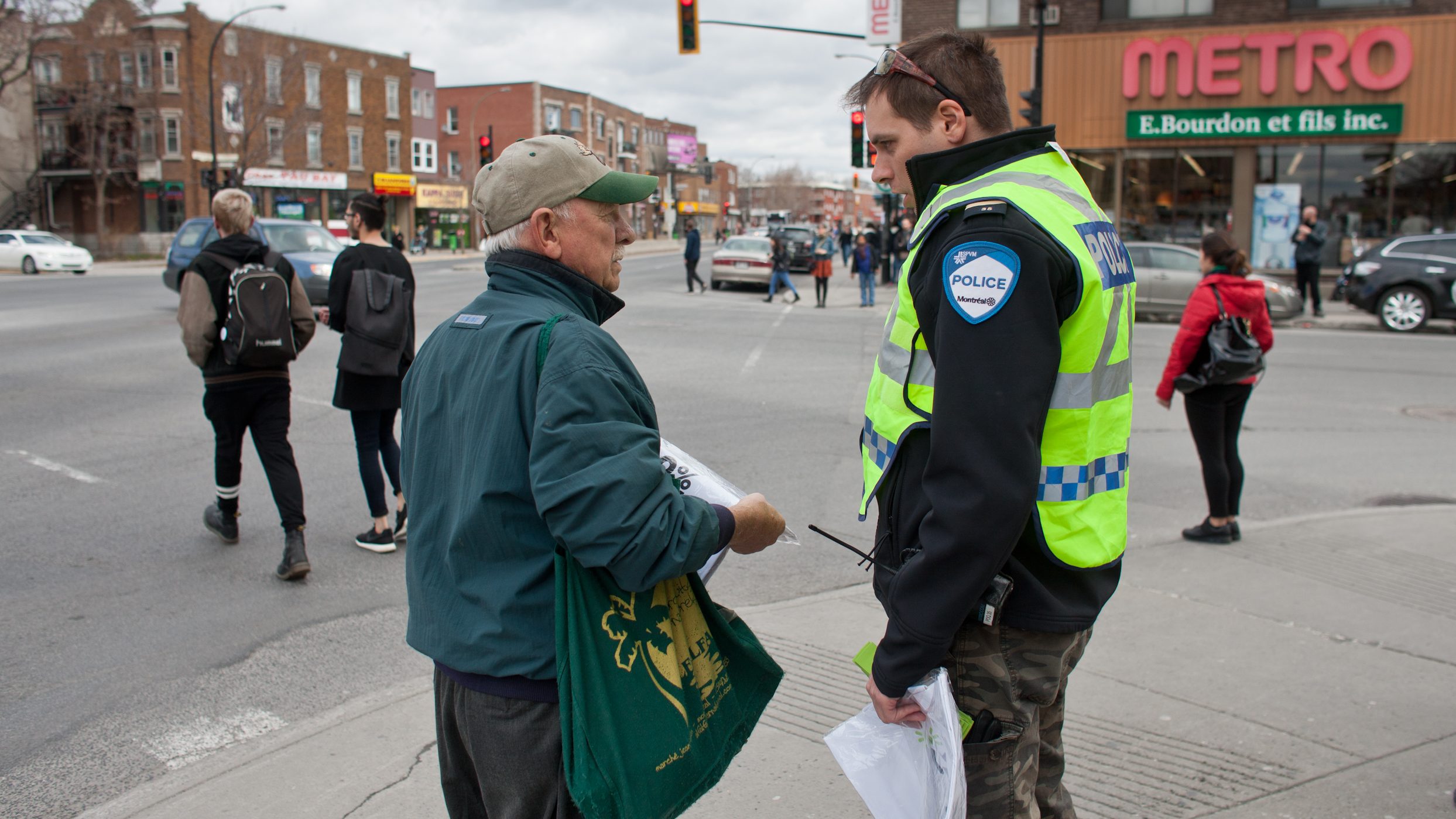 Journalmetro Com Uncategorized Pourquoi Ce Policier Me Suit Il 15 04 28t17 23 43z Journalmetro Com Wp Content Uploads 15 04 Santecc81 Camillo Policier C100 Jpg Policier Journalmetro Com Local Ahuntsic Cartierville