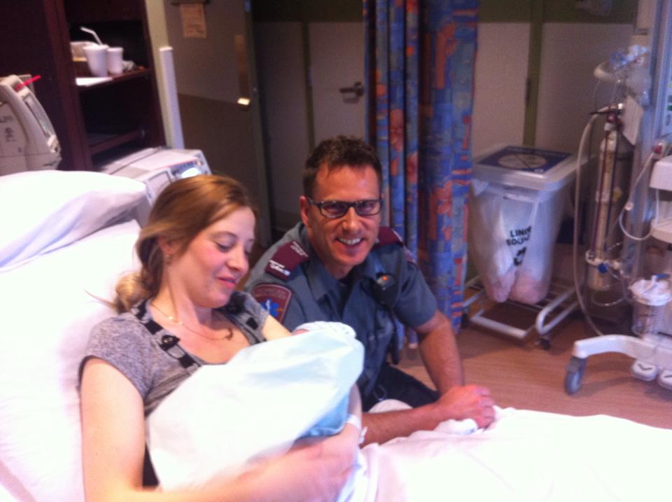 Annie Pinet et le petit Jayden, accompagn&eacute;s par un ambulancier qui leur a port&eacute; assistance.
