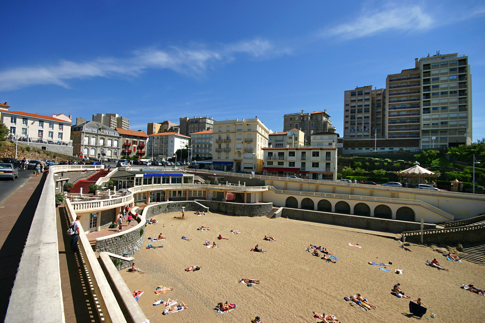 Le G7 se déroule à Biarritz, une réputée station balnéaire en France.