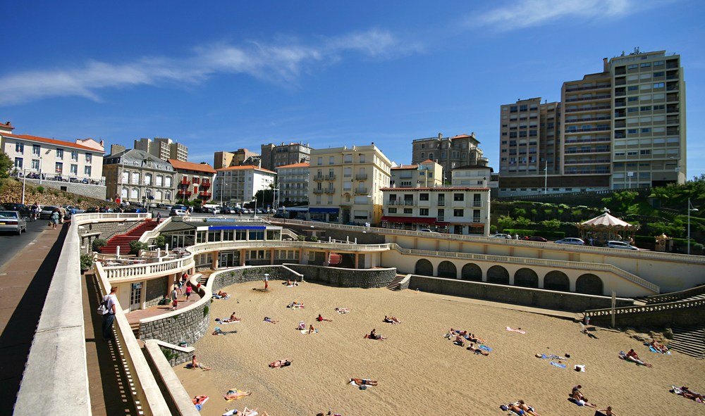 Le G7 se déroule à Biarritz, une réputée station balnéaire en France.
