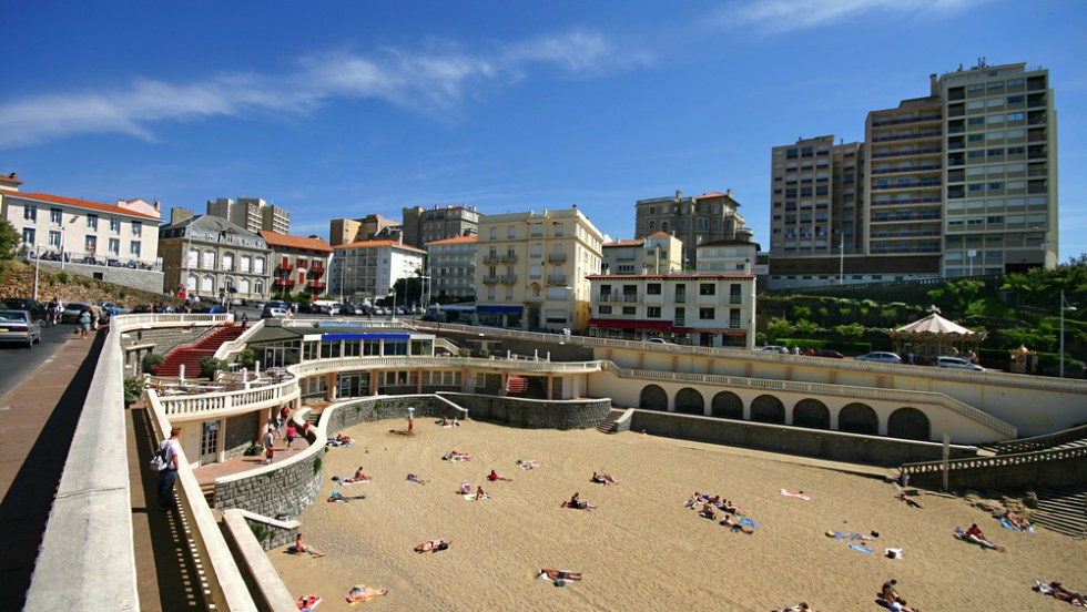 Le G7 se déroule à Biarritz, une réputée station balnéaire en France.