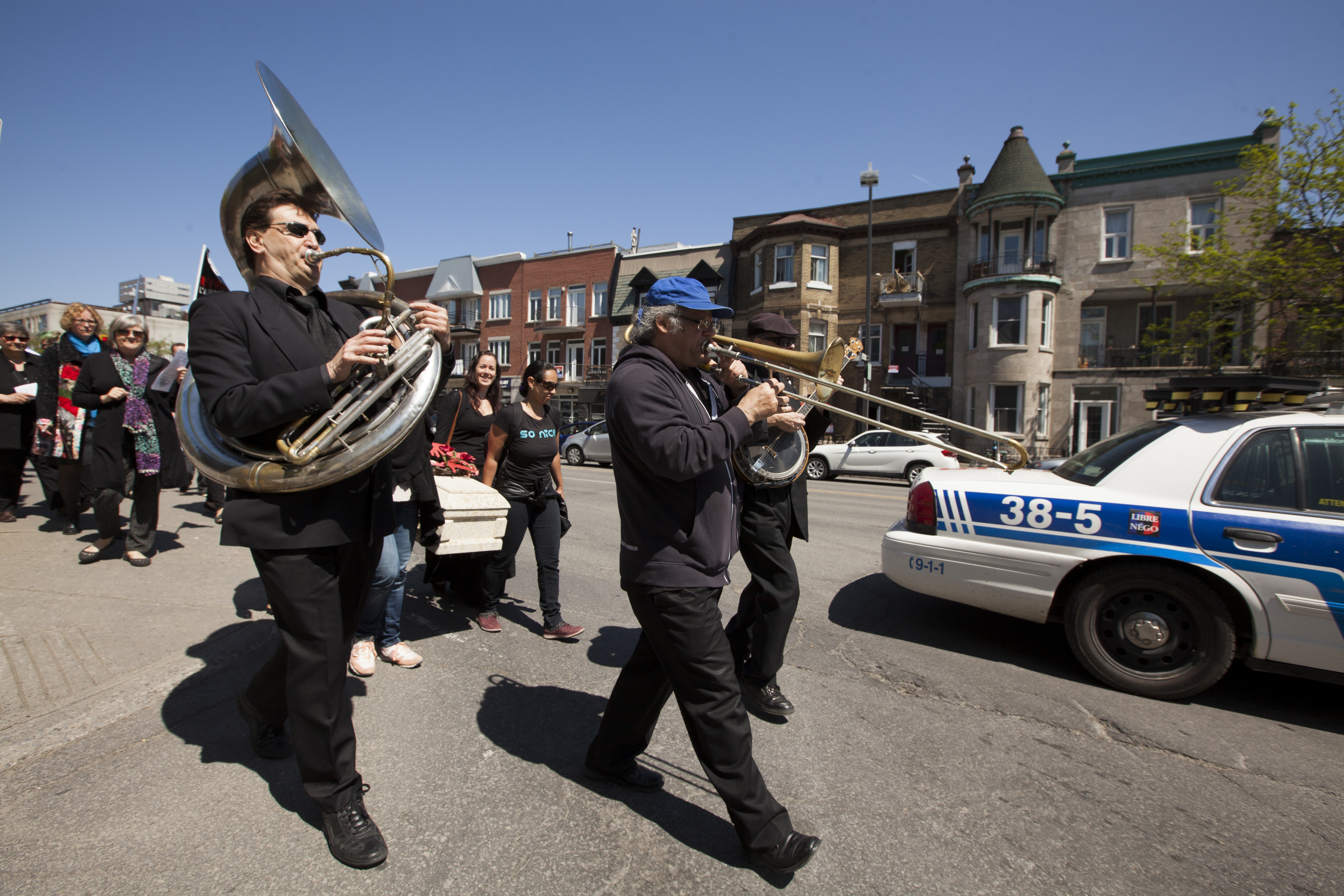 Marche funèbre sur le plateau Mont-Royal contre l'austérité