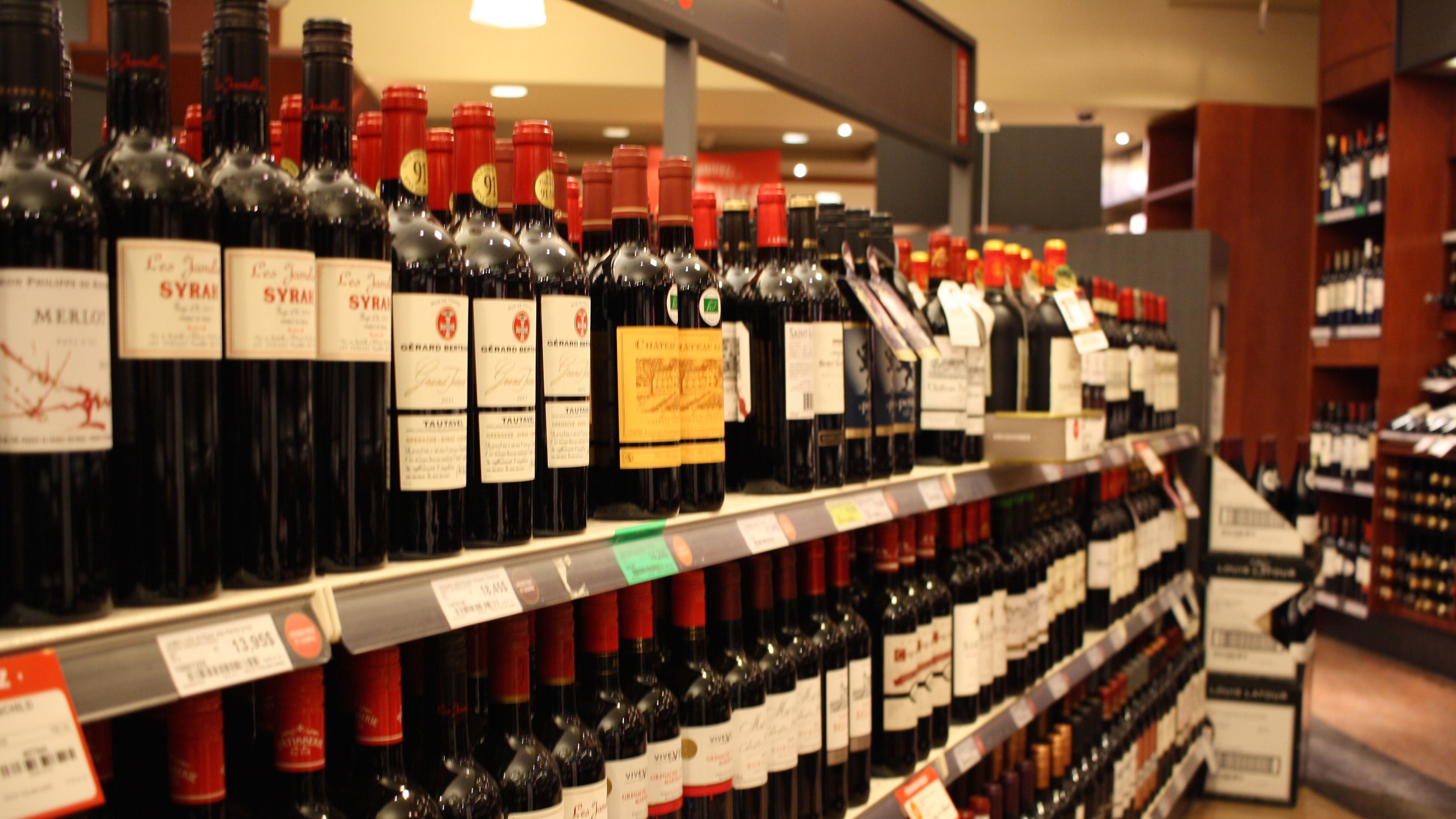 Des bouteilles de vin en verre
