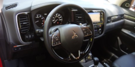 Mitsubishi Outlander 2016 écran et volant