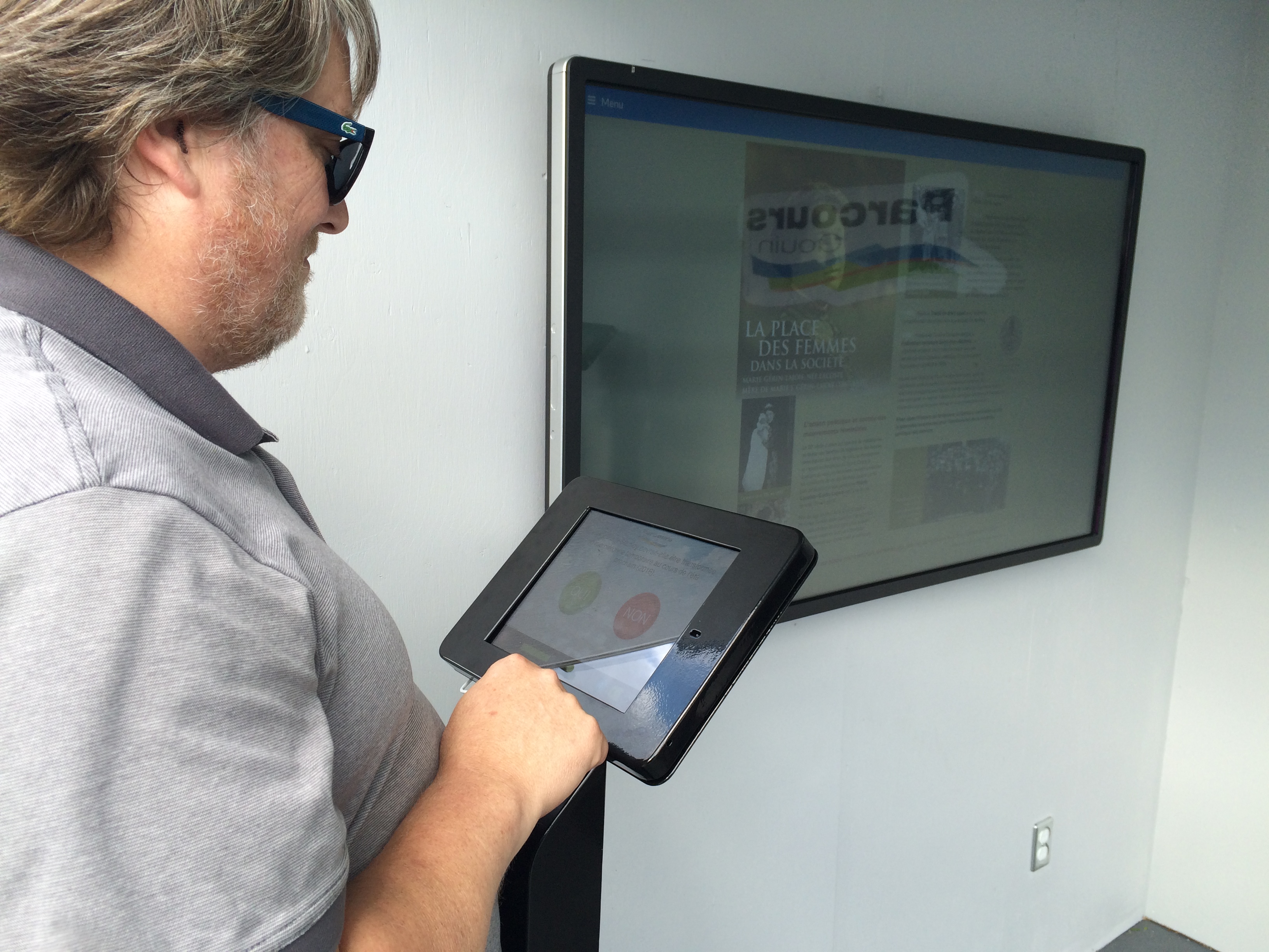 Un kiosque am&eacute;nag&eacute; dans un conteneur offre la possibilit&eacute; de donner des informations sur les points d'int&eacute;r&ecirc;ts du parcours Gouin le long des berges, par le biais d'un &eacute;cran tactile. Photo: Amine Esseghir / TC Media