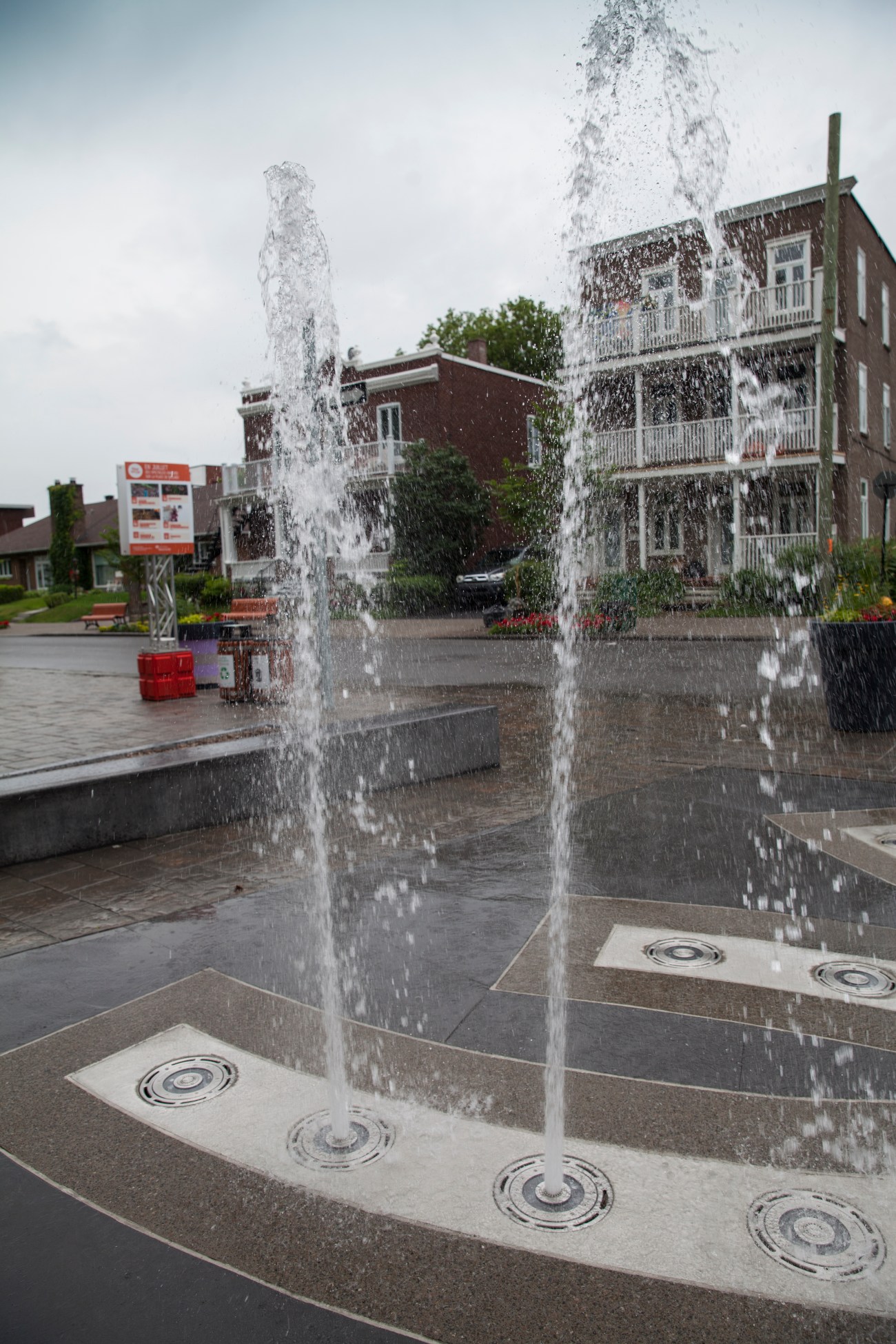 Les nouveaux eus d'eau à la Place du Village dans Montréal-Est.