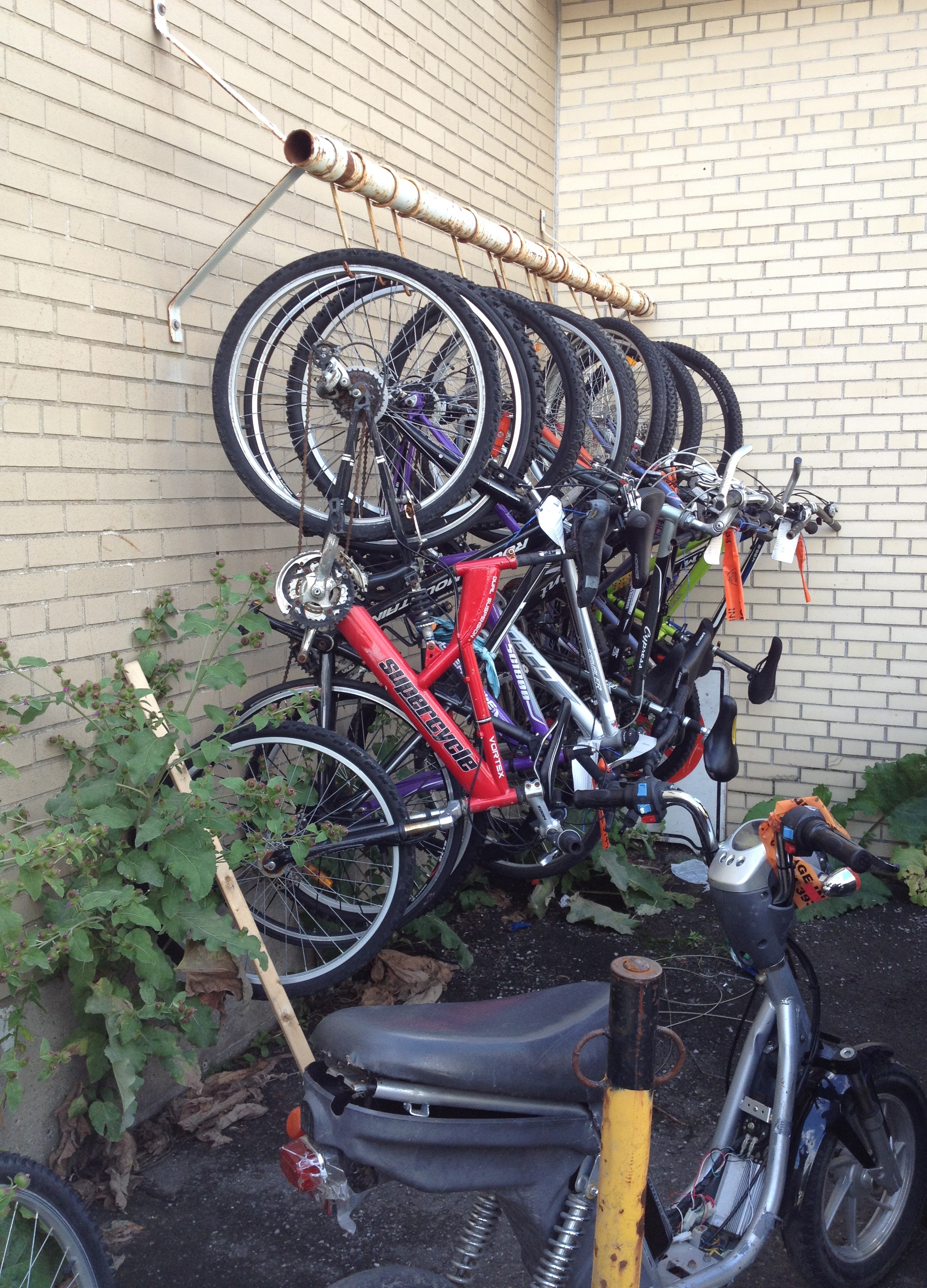 De nombreux v&eacute;los sont entrepos&eacute;s au PDQ 23, au point o&ugrave; il y en a plusieurs de suspendus &agrave; l'ext&eacute;rieur du poste, par manque de place.