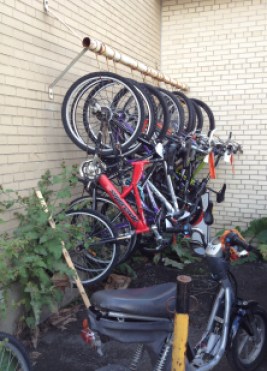 De nombreux vélos sont entreposés au PDQ 23, au point où il y en a plusieurs de suspendus à l'extérieur du poste, par manque de place.