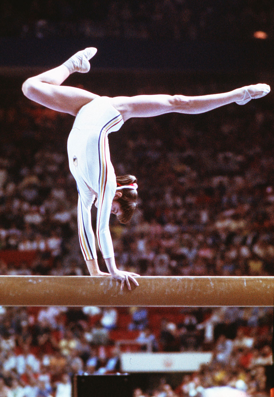 Nadia Comaneci lors de ses exploits &agrave; la poutre. Cr&eacute;dit photo: CIO.