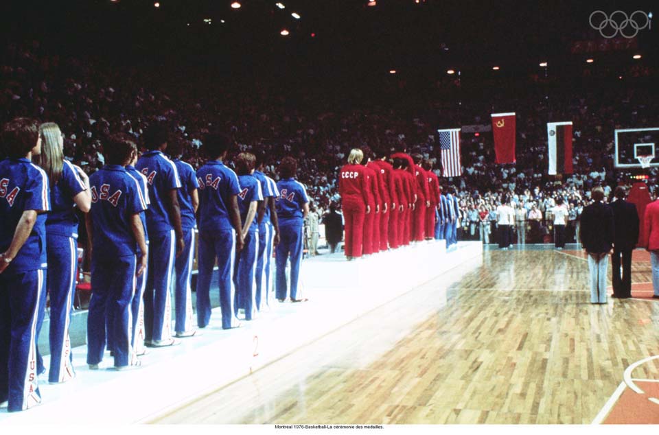 Remise des m&eacute;dailles aux JO de 1976, apr&egrave;s la finale de basketball. Cr&eacute;dit CIO. 
