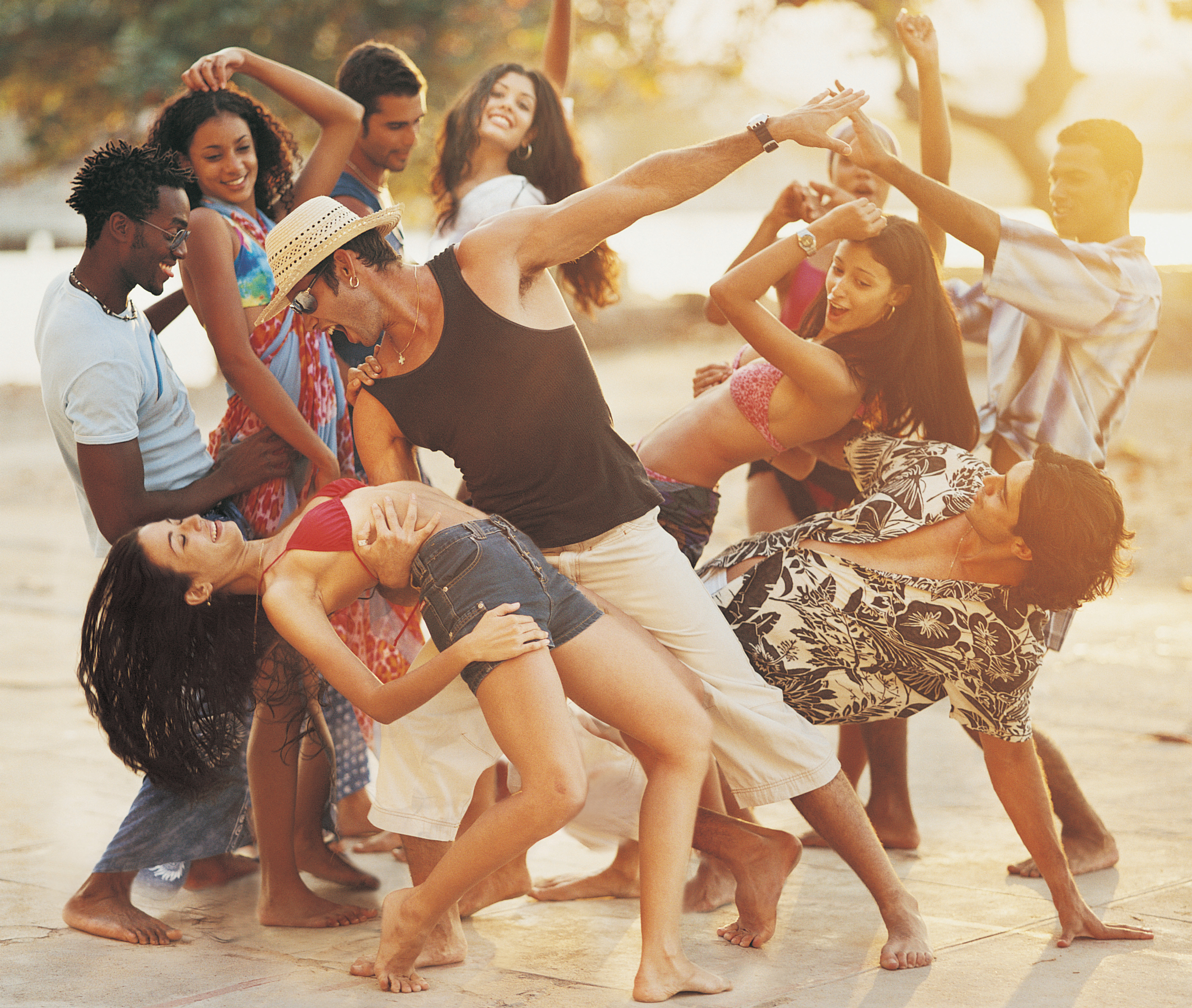 Веселые танцевальные танцы. Сальса танец Куба. Люди танцуют. Пляжная вечеринка. Сальса на пляже.
