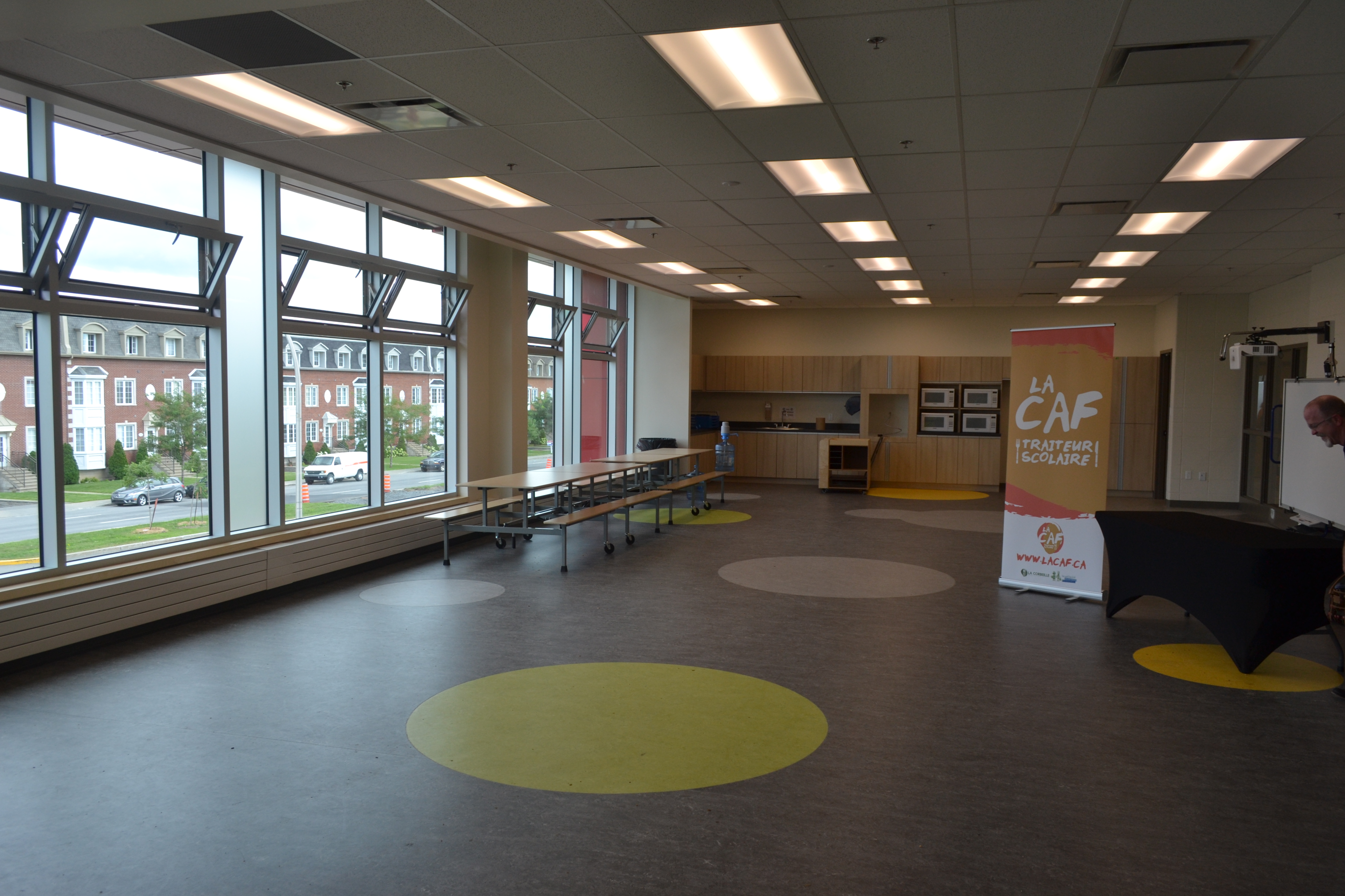 La cafétéria de la nouvelle école est au deuxième étage.