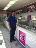 Chant Kassardjiar g&eacute;rant de la boutique Baskin-Robbins